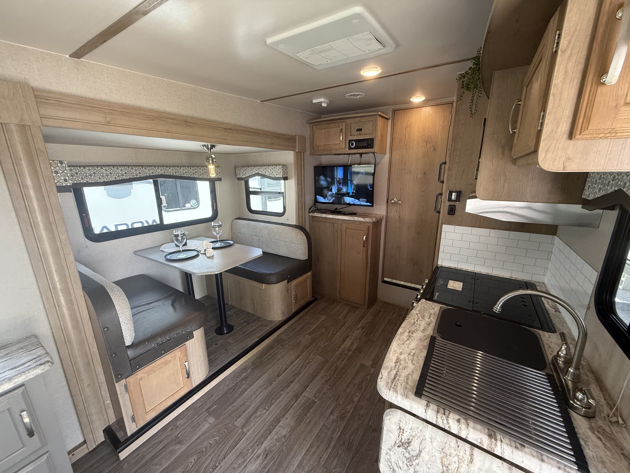 2020 Winnebago Micro Minnie Fifth Wheel 2405RL, $ 17,999