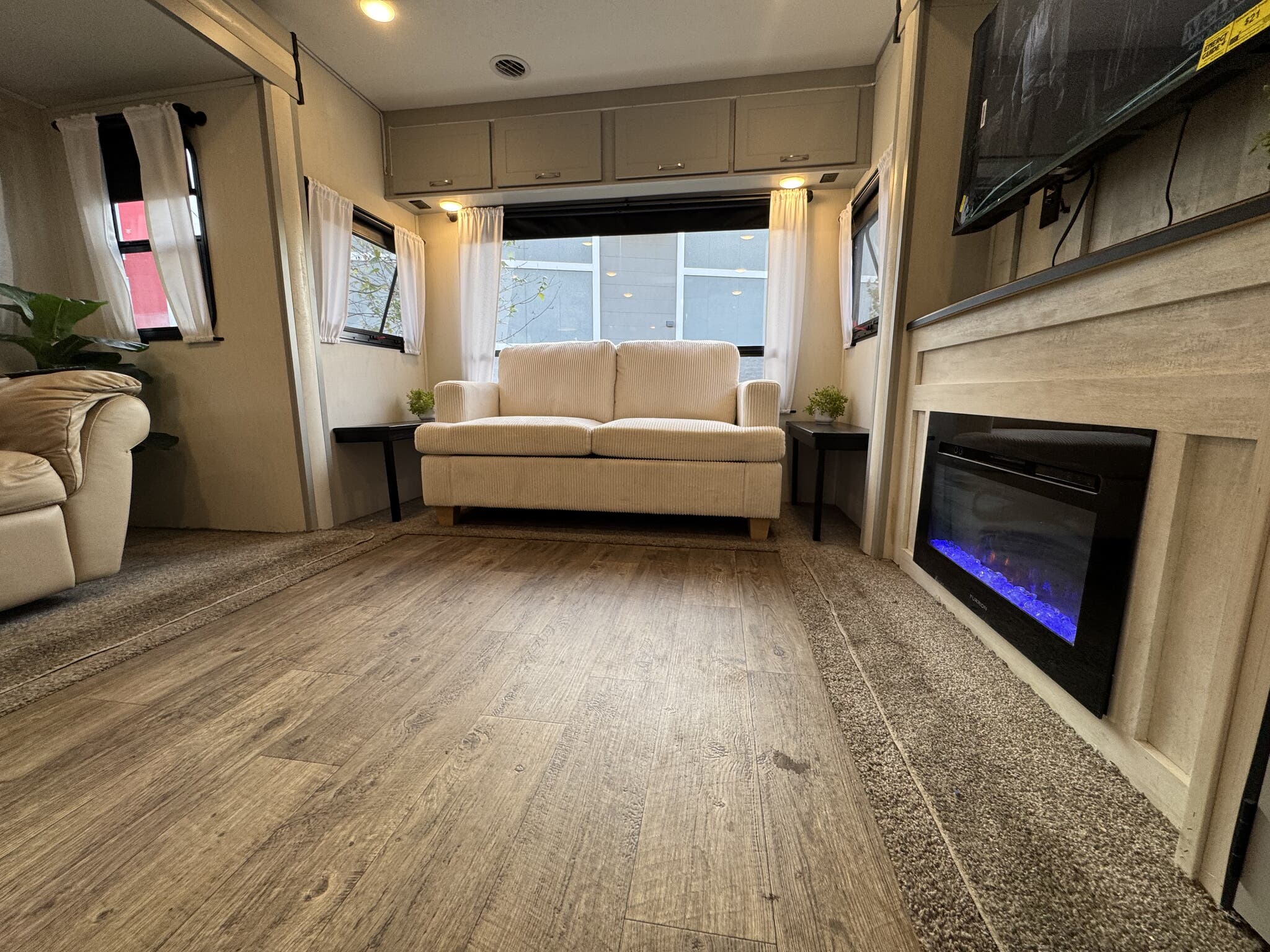 2022 Forest River Vibe Extreme Lite 28RL, $ 27,500