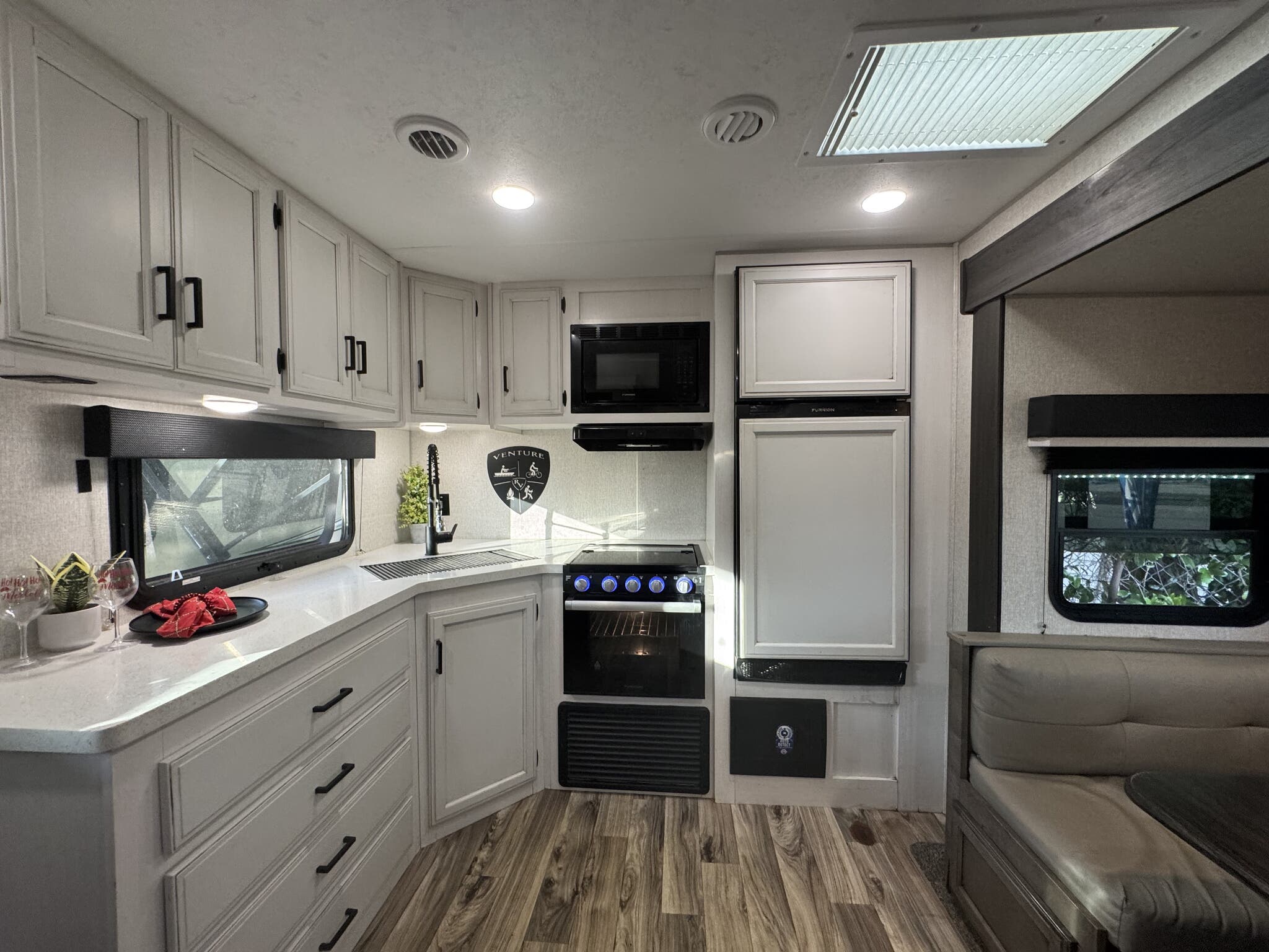 2022 Venture SportTrek Touring Edition STT272VRK, $ 33,999