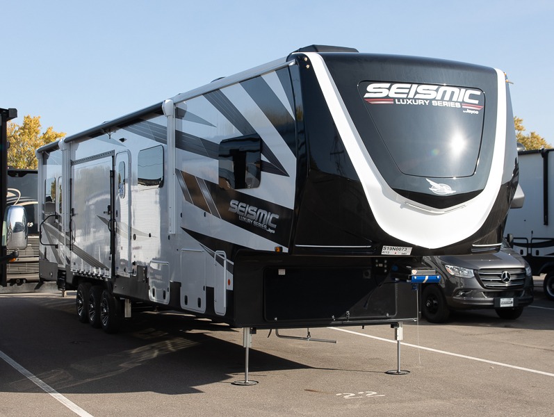 2025 Jayco Seismic Luxury Series 4113, $ 109,990