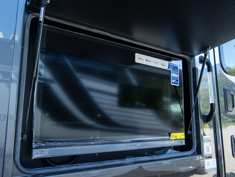 2026 Dynamax Europa 32KD, $ 366,816