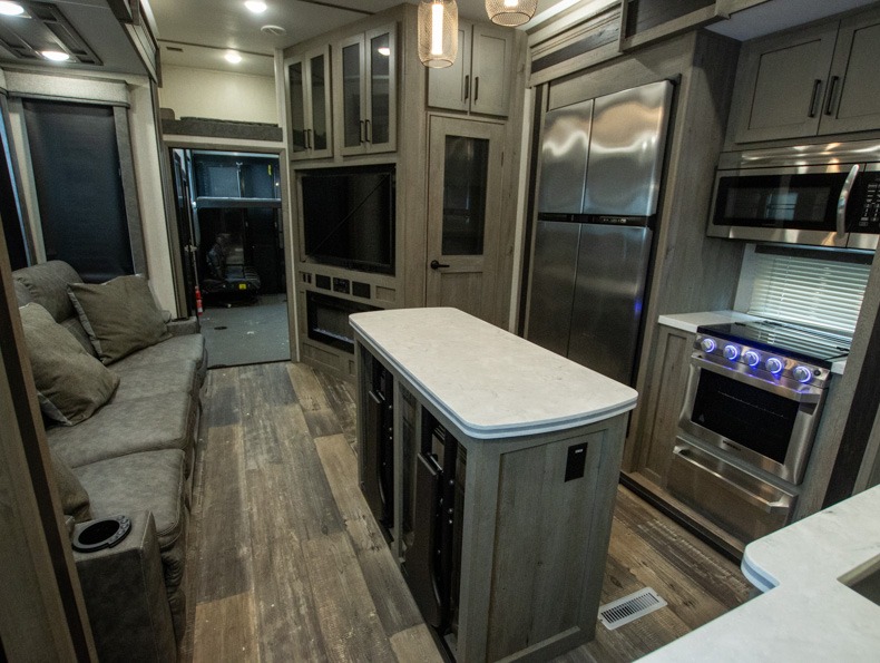 2021 Keystone Raptor 415, $ 0