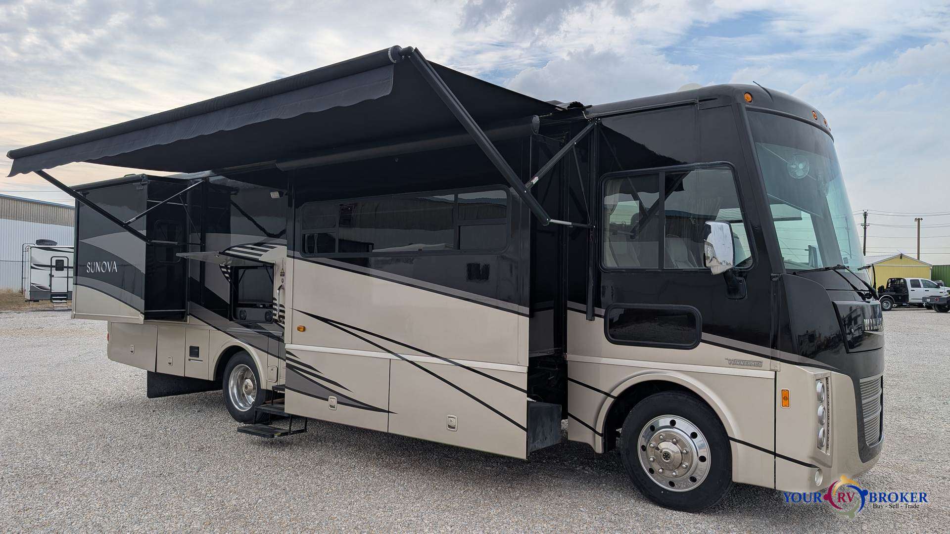 2018 Winnebago Sunova 33C, $ 79,900