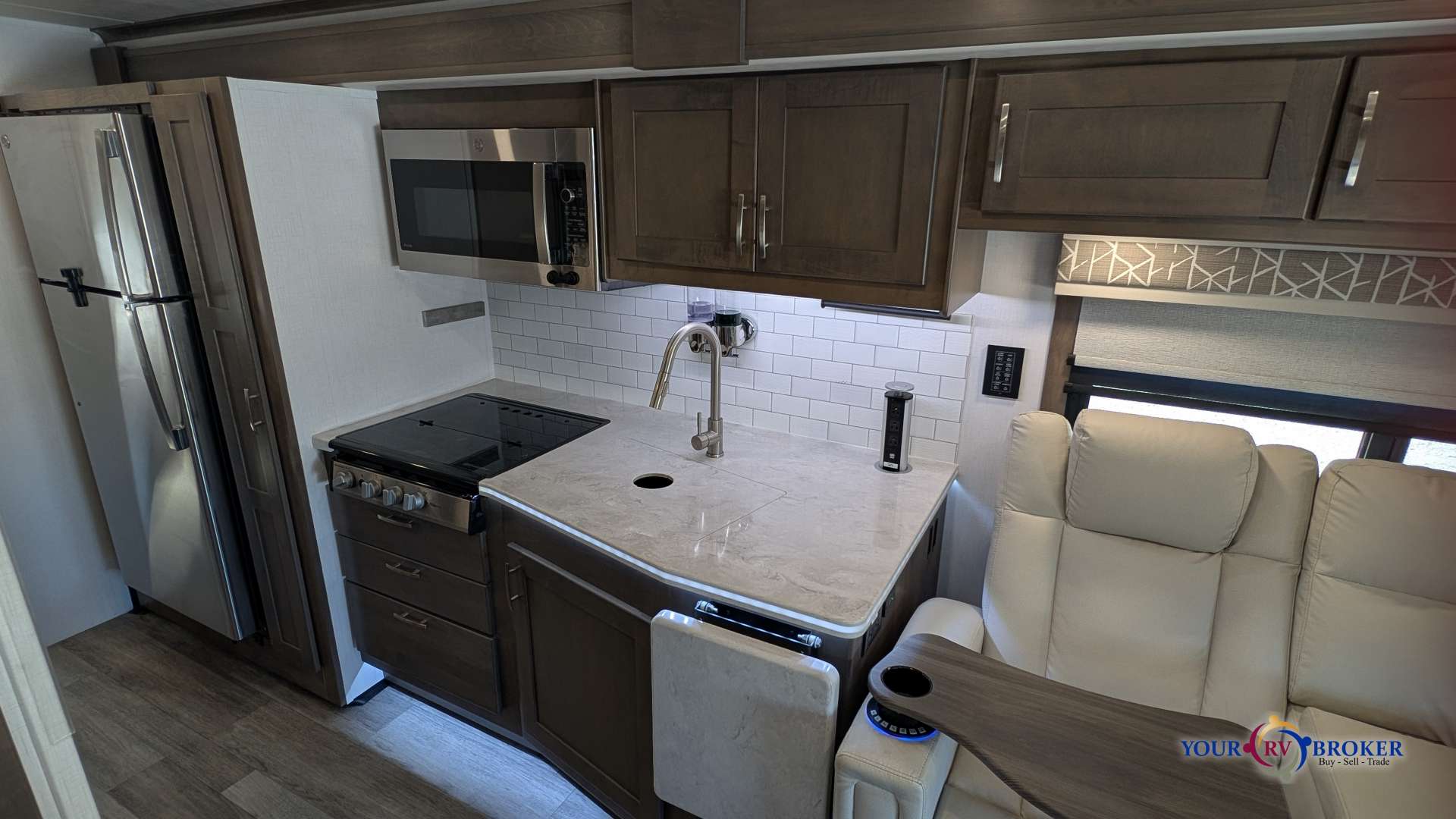 2024 Dynamax Europa 32KD, $ 239,900