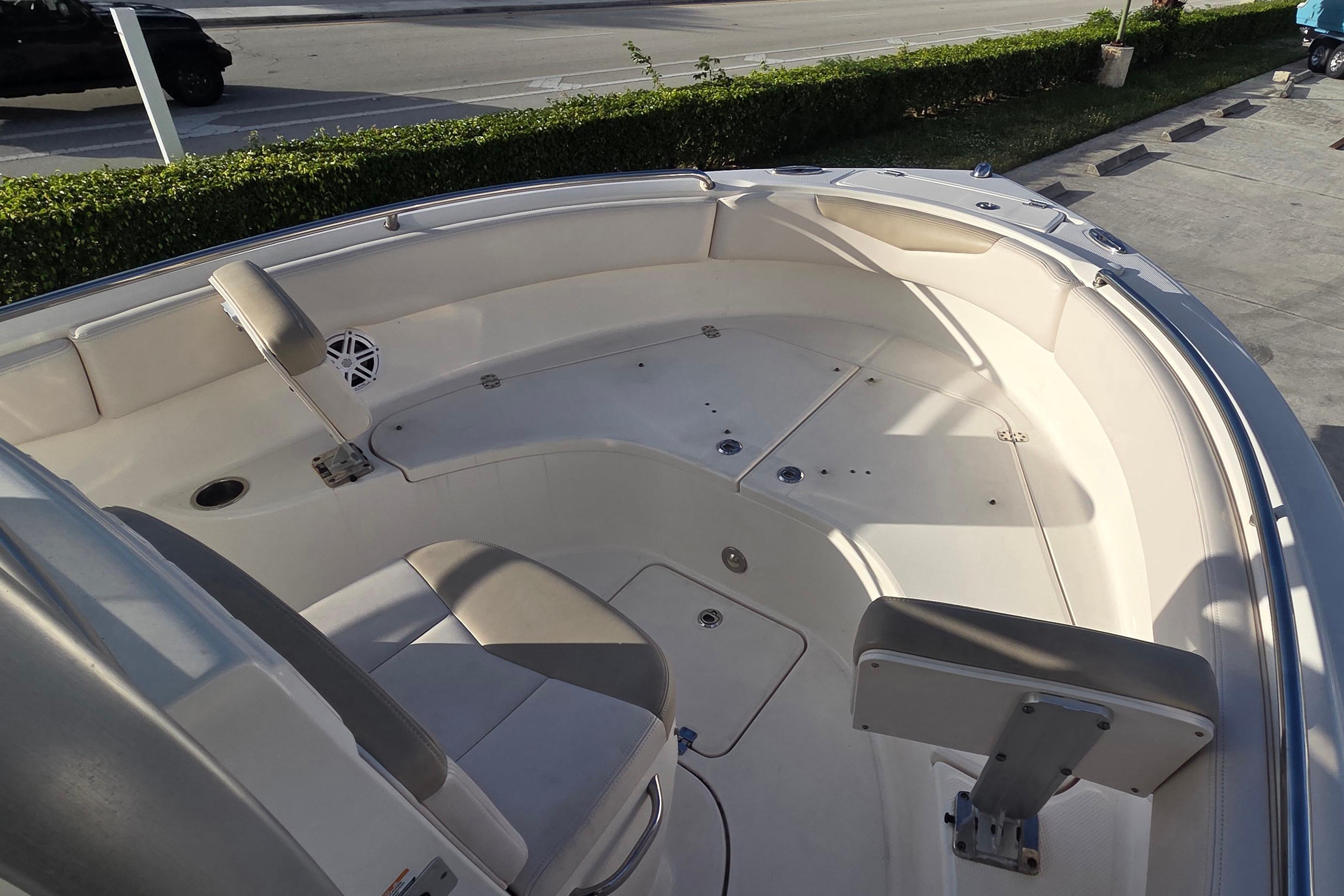 2016 Robalo R222 Center Console, $ 44,900.00