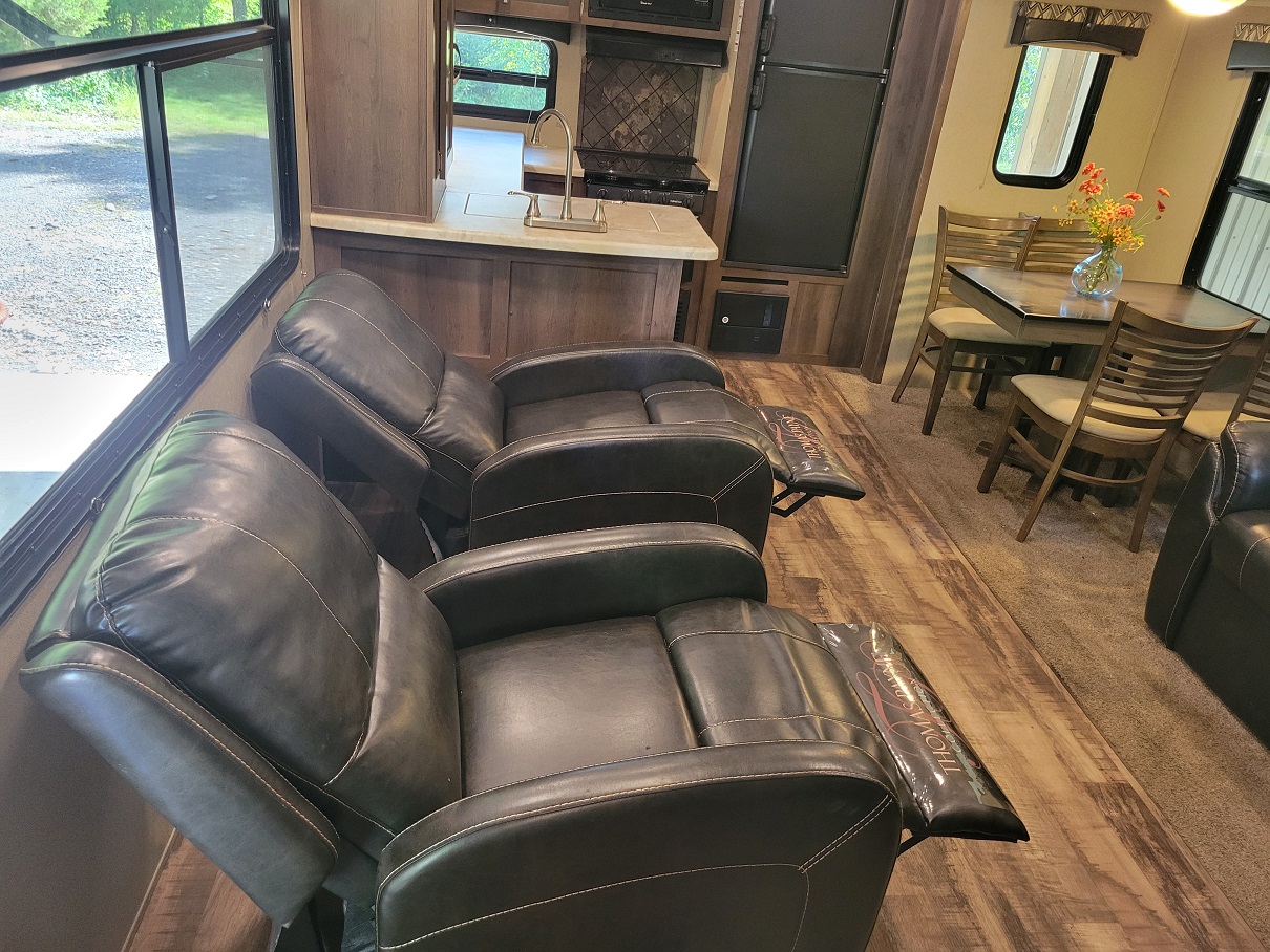 2017 Palomino Puma, $ 17,995