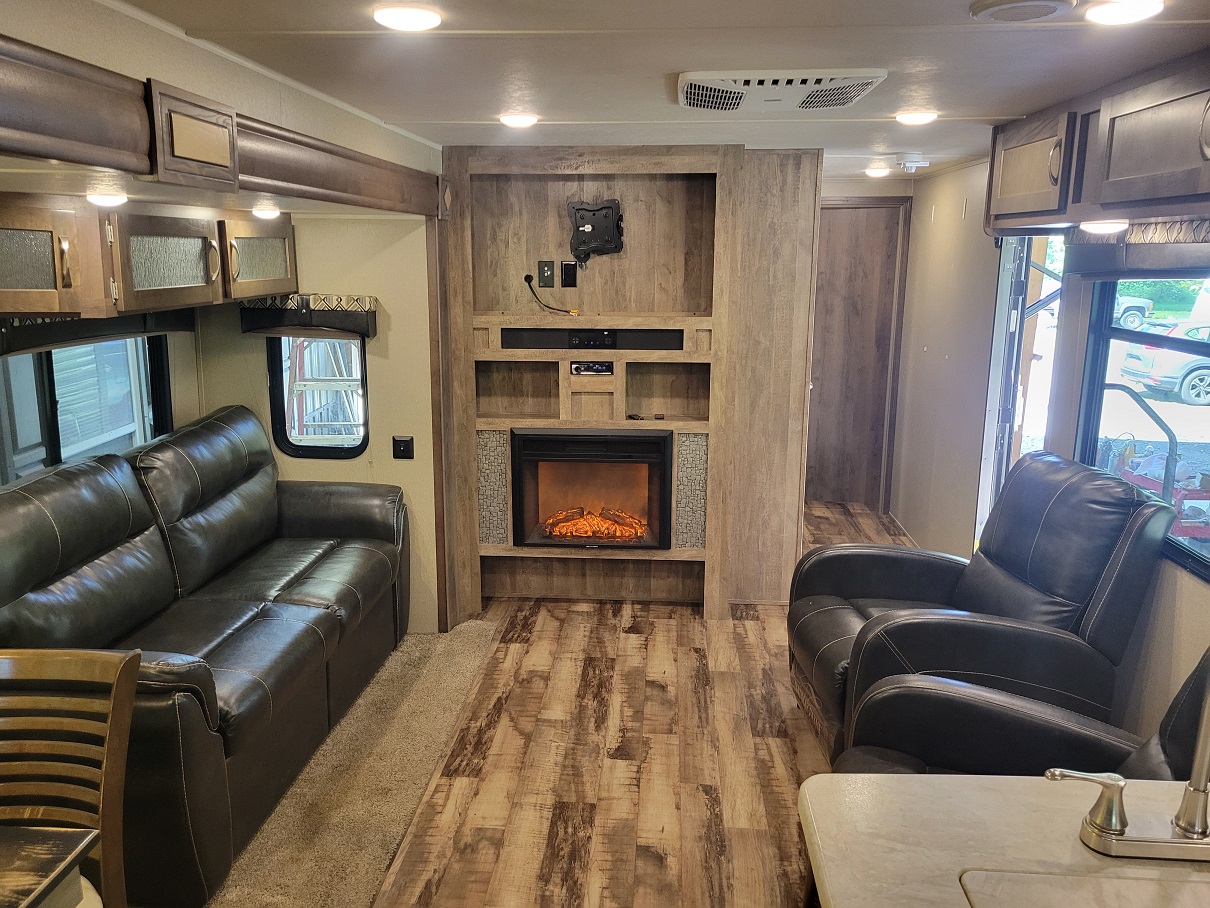 2017 Palomino Puma, $ 17,995