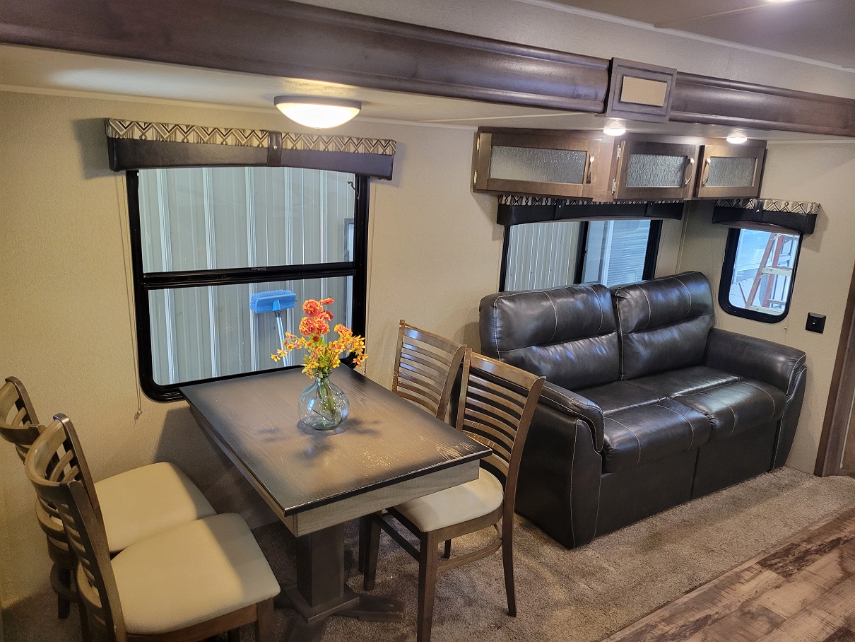 2017 Palomino Puma, $ 17,995