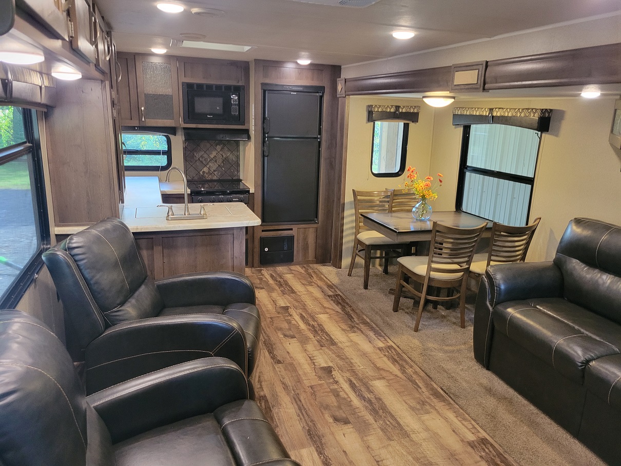 2017 Palomino Puma, $ 17,995