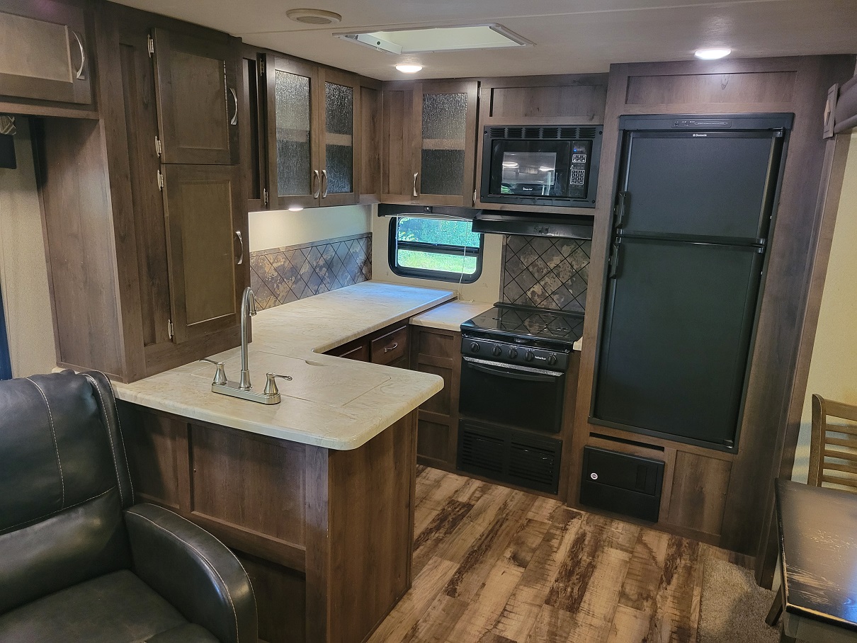 2017 Palomino Puma, $ 17,995