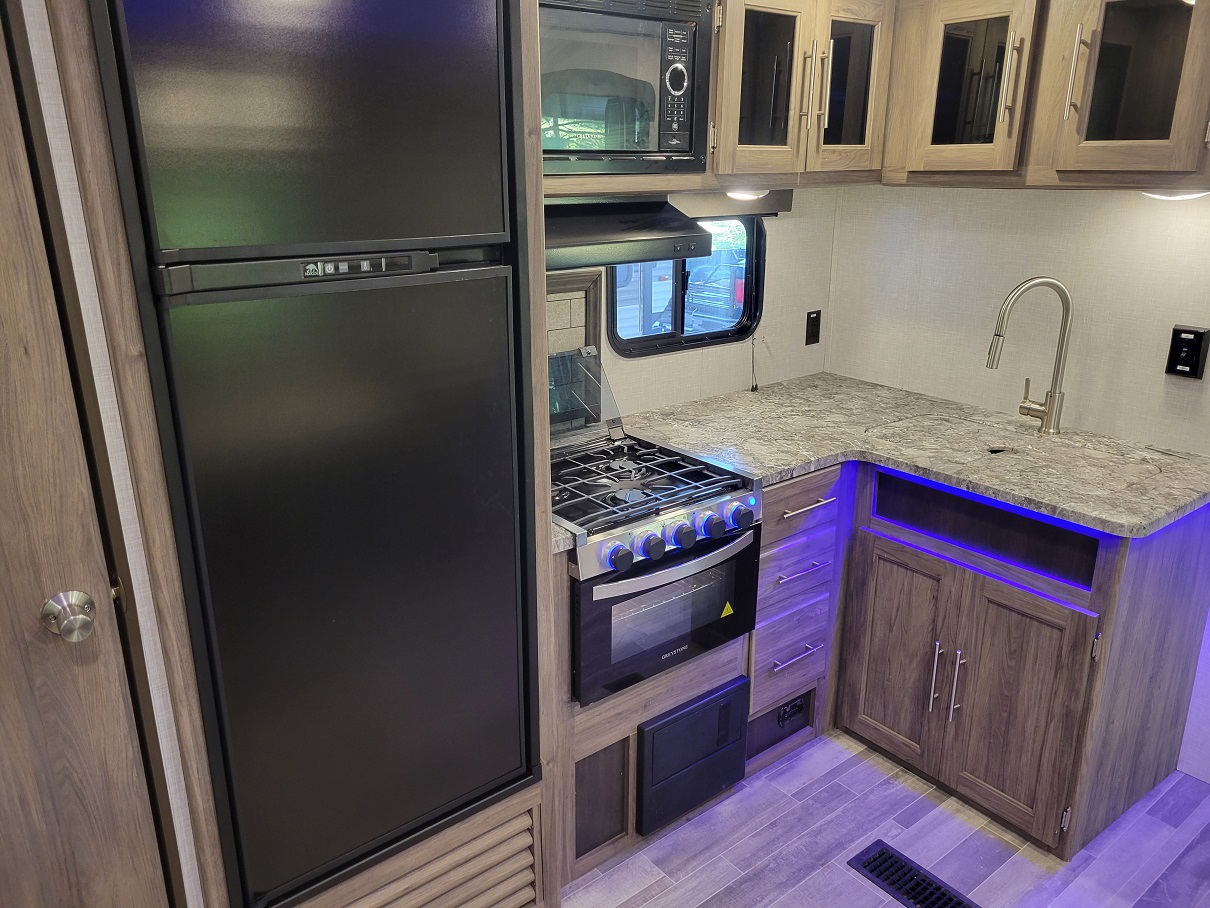 2022 CrossRoads Zinger Lite 12FB, $ 27,995