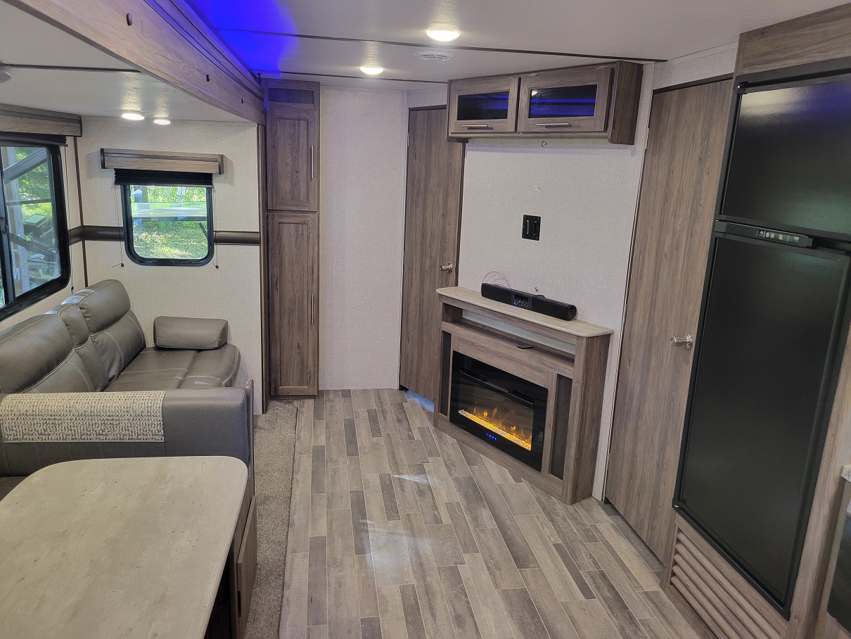 2022 CrossRoads Zinger Lite 12FB, $ 27,995