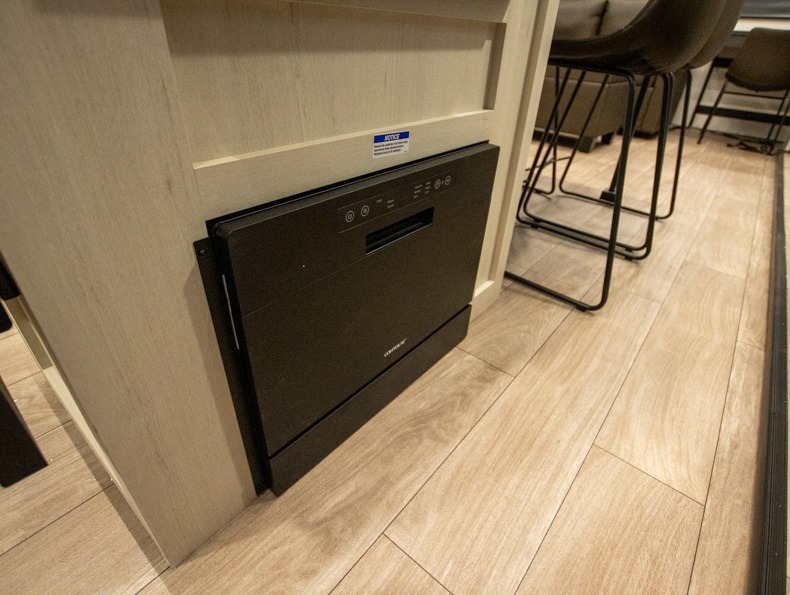 2026 Forest River Cherokee Arctic Wolf 38LEAH.G, $ 114,806