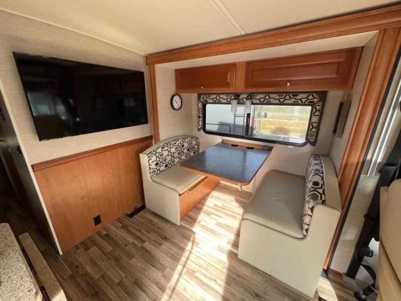 2017 Winnebago Vista LX 27N, $ 79,990
