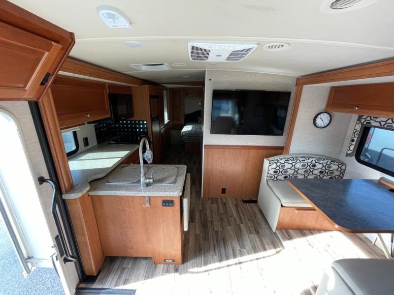 2017 Winnebago Vista LX 27N, $ 79,990