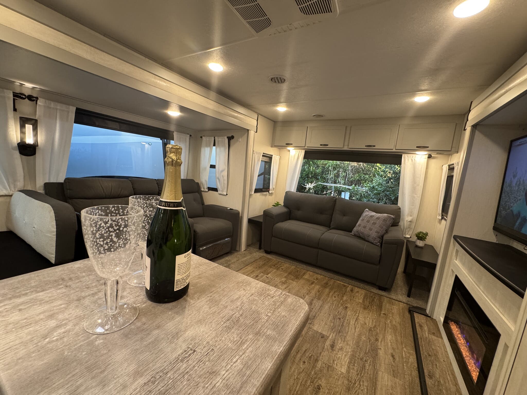 2023 Forest River Vibe 28RL, $ 31,500