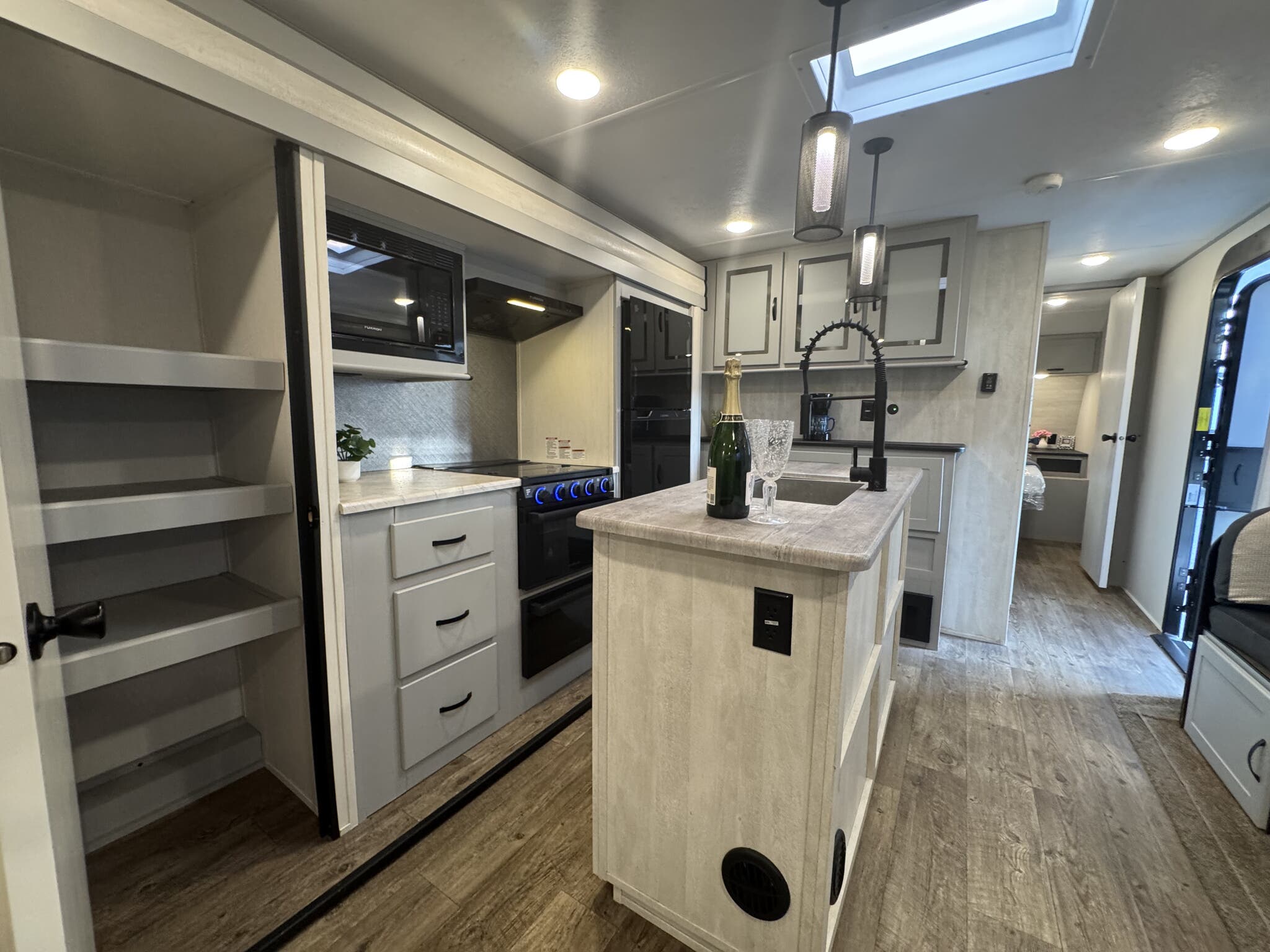 2023 Forest River Vibe 28RL, $ 31,500