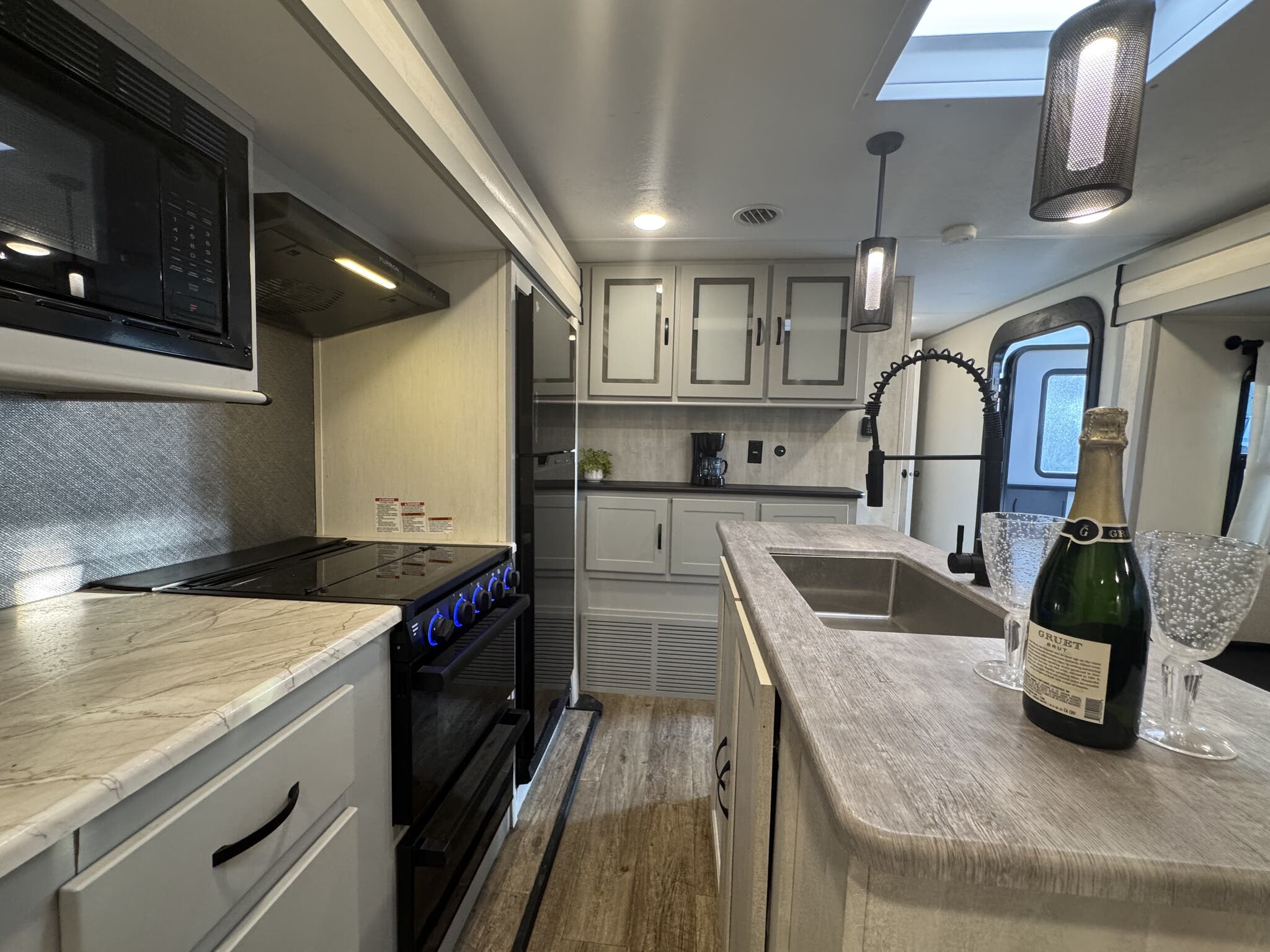 2023 Forest River Vibe 28RL, $ 31,500