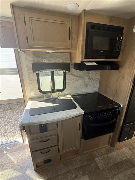 2021 Winnebago Micro Minnie, $ 19,998