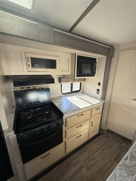 2019 Winnebago Minnie Plus 27RBDS, $ 19,750
