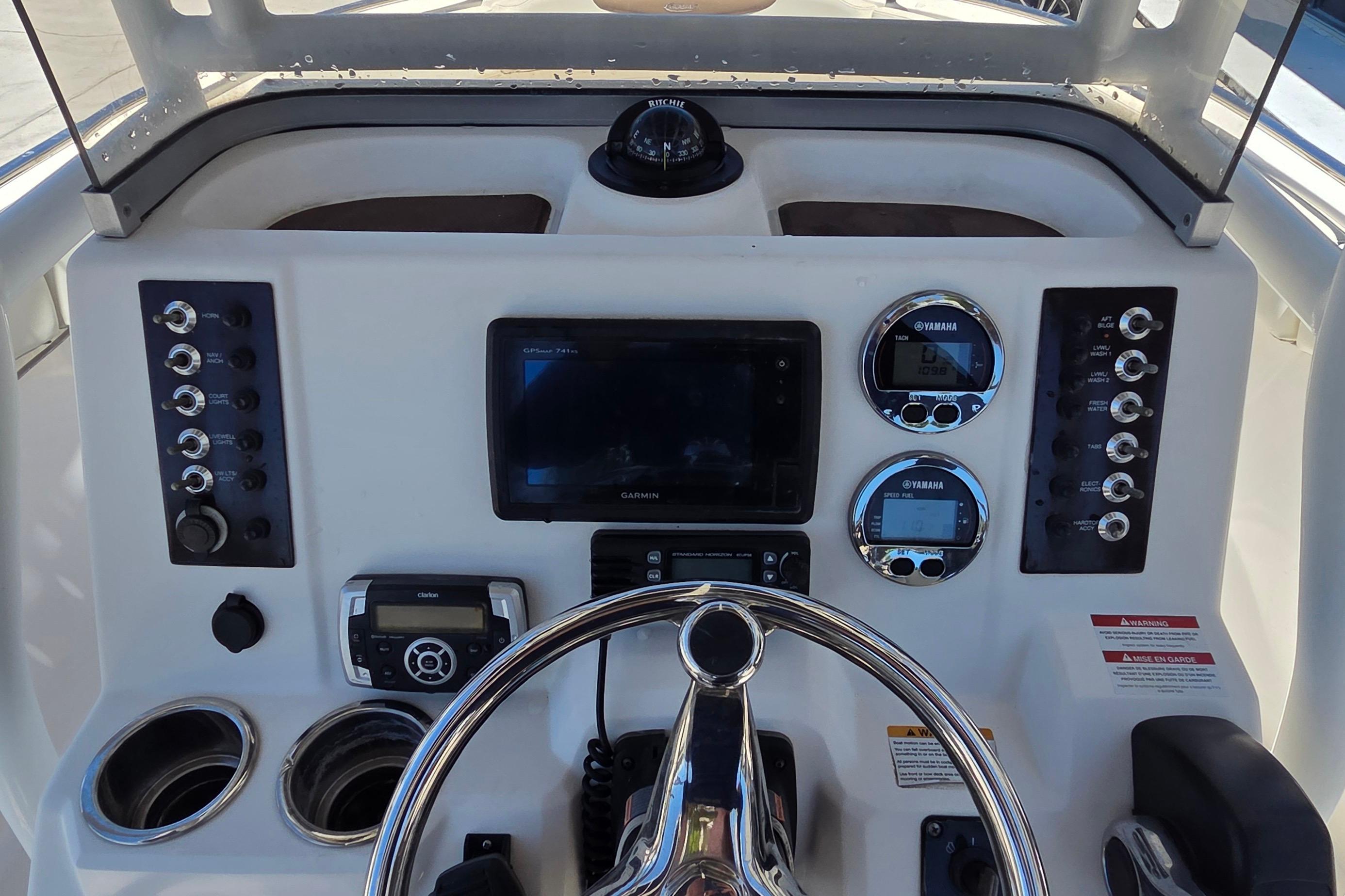 2017 Robalo R222 Center Console, $ 42,900.00