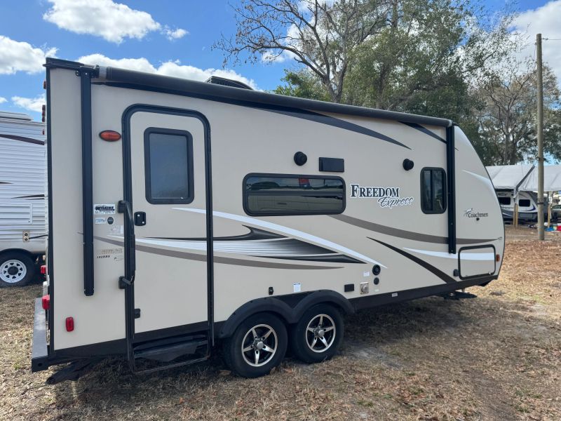 2017 Coachmen Freedom Exp Ultra Lite, $ 9,900