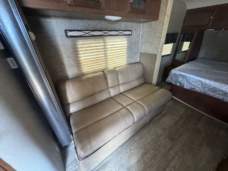 2017 Coachmen Freedom Exp Ultra Lite, $ 9,900