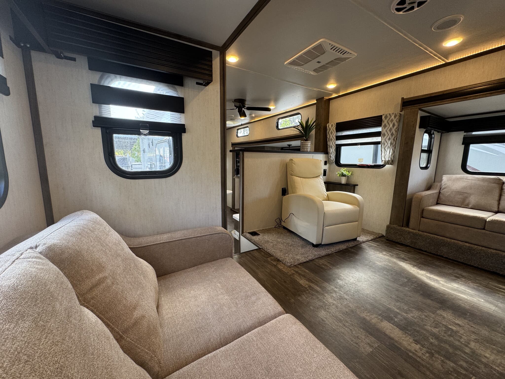 2021 Forest River Sabre 37FLL, $ 36,295