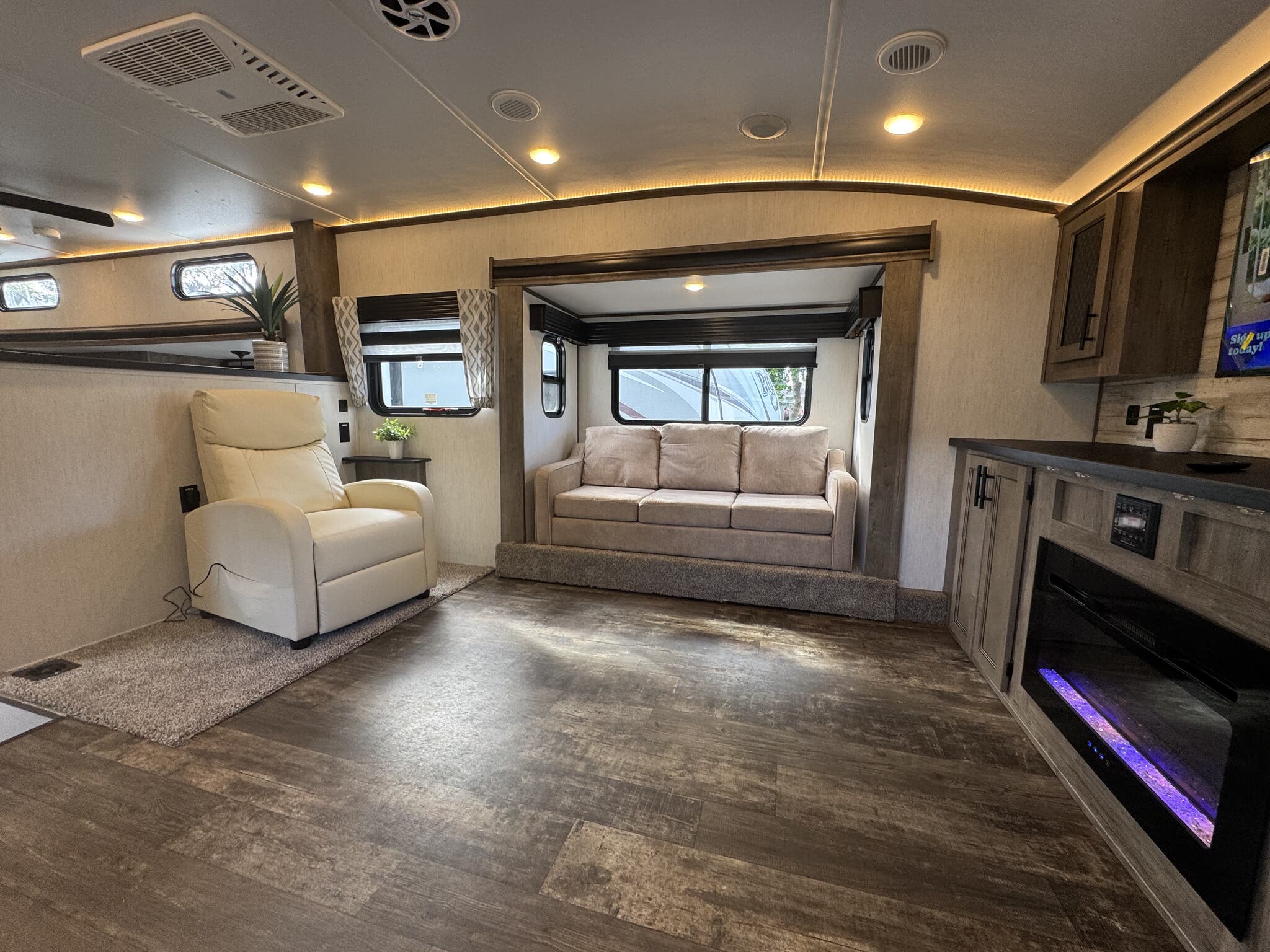 2021 Forest River Sabre 37FLL, $ 36,295
