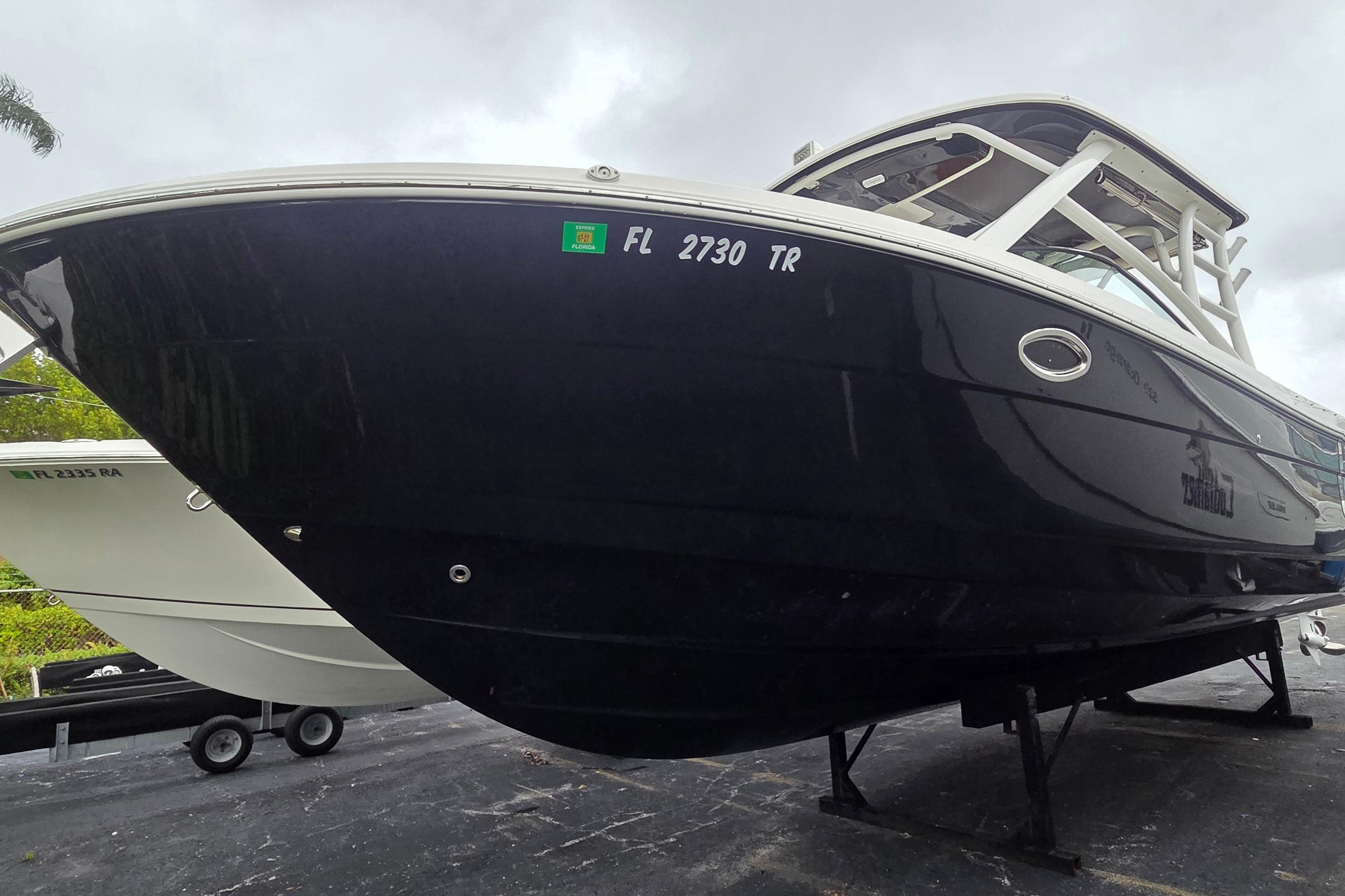 2023 Robalo R317 Dual Console, $ 229,900.00