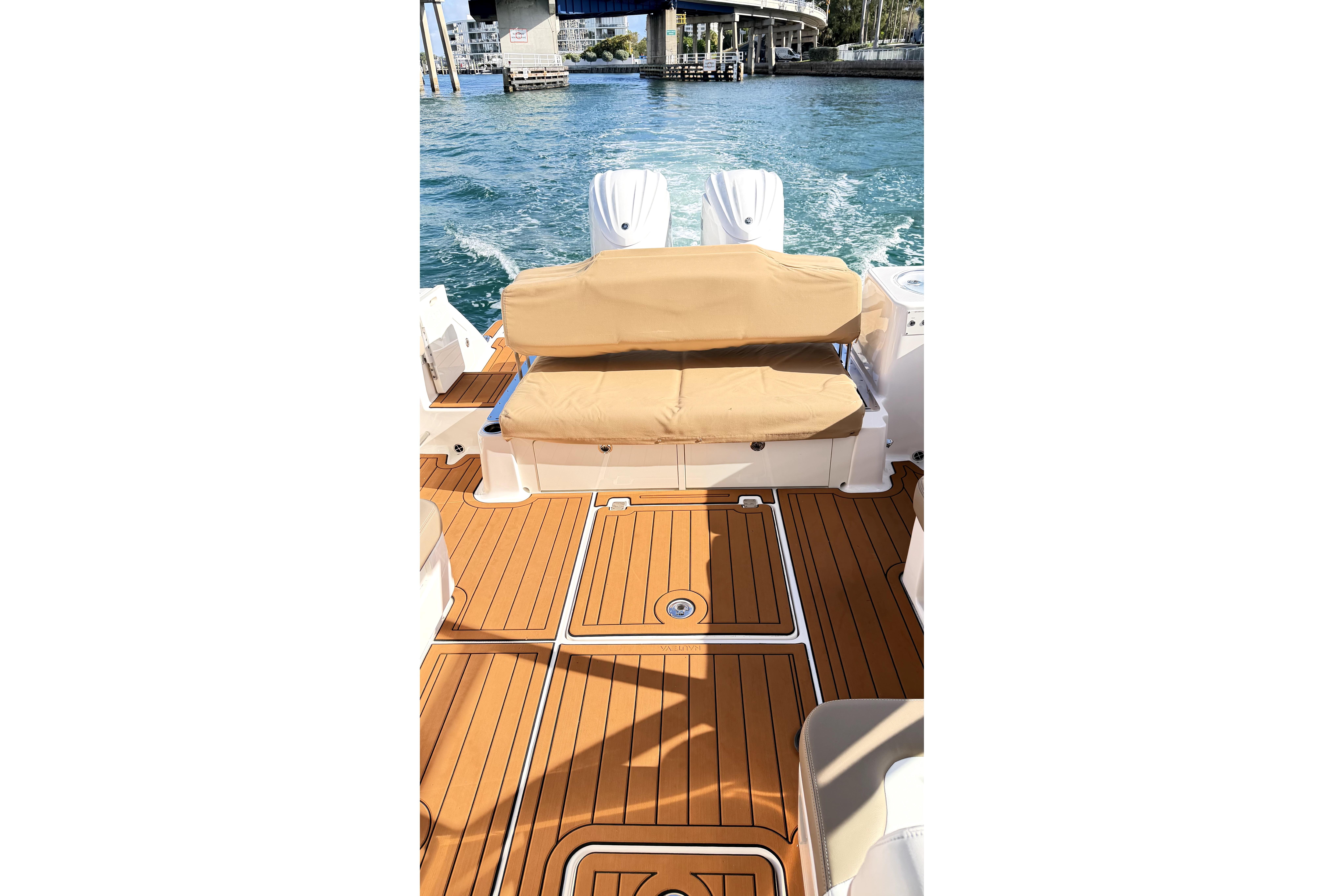 2023 Robalo R317 Dual Console, $ 229,900.00