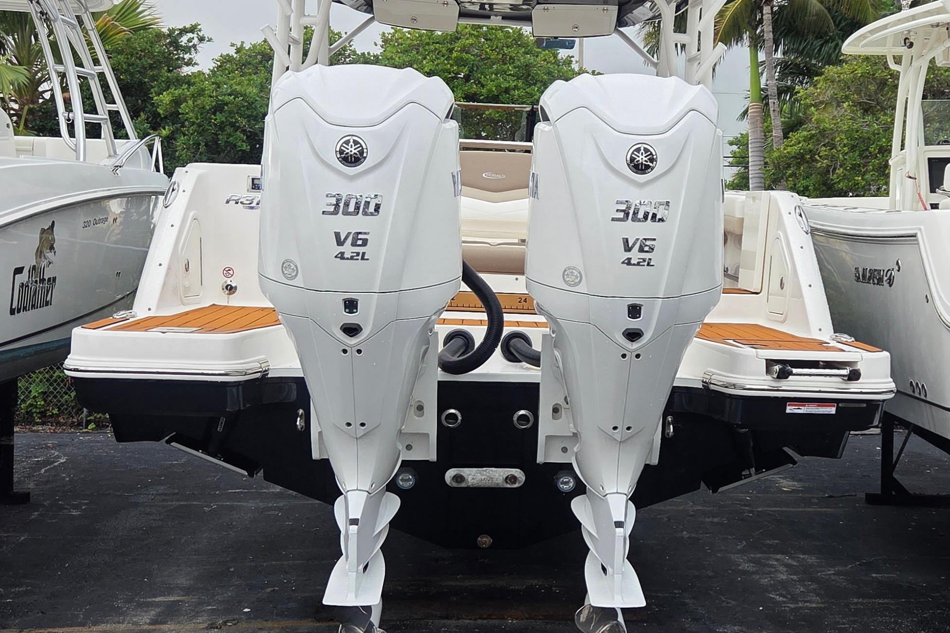 2023 Robalo R317 Dual Console, $ 229,900.00