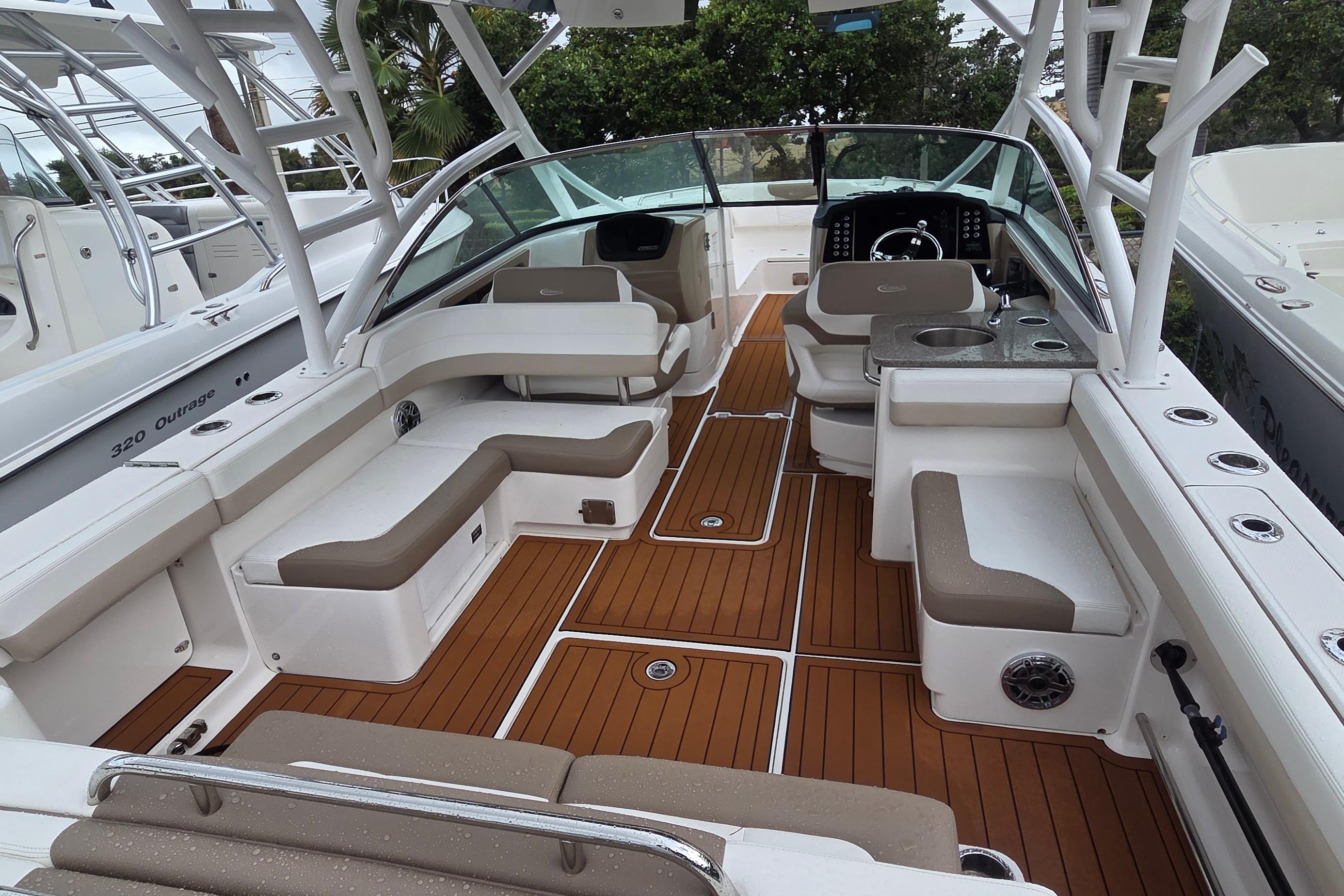 2023 Robalo R317 Dual Console, $ 229,900.00