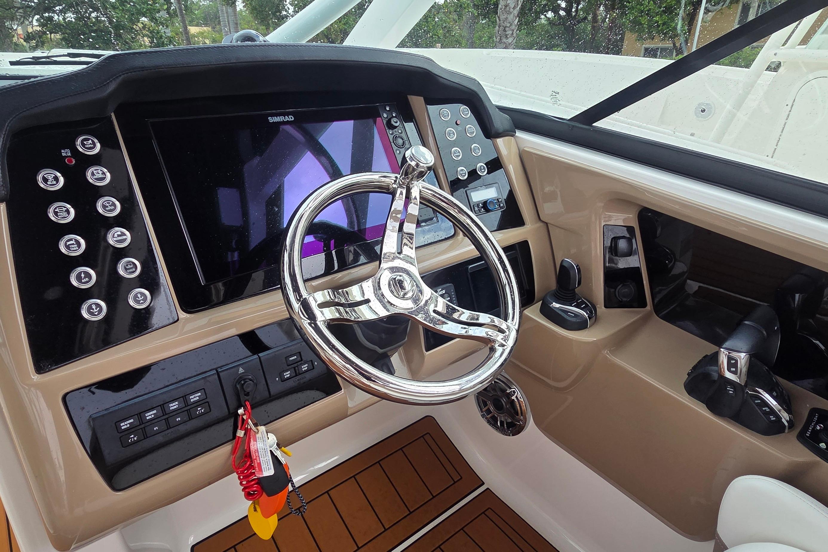 2023 Robalo R317 Dual Console, $ 229,900.00