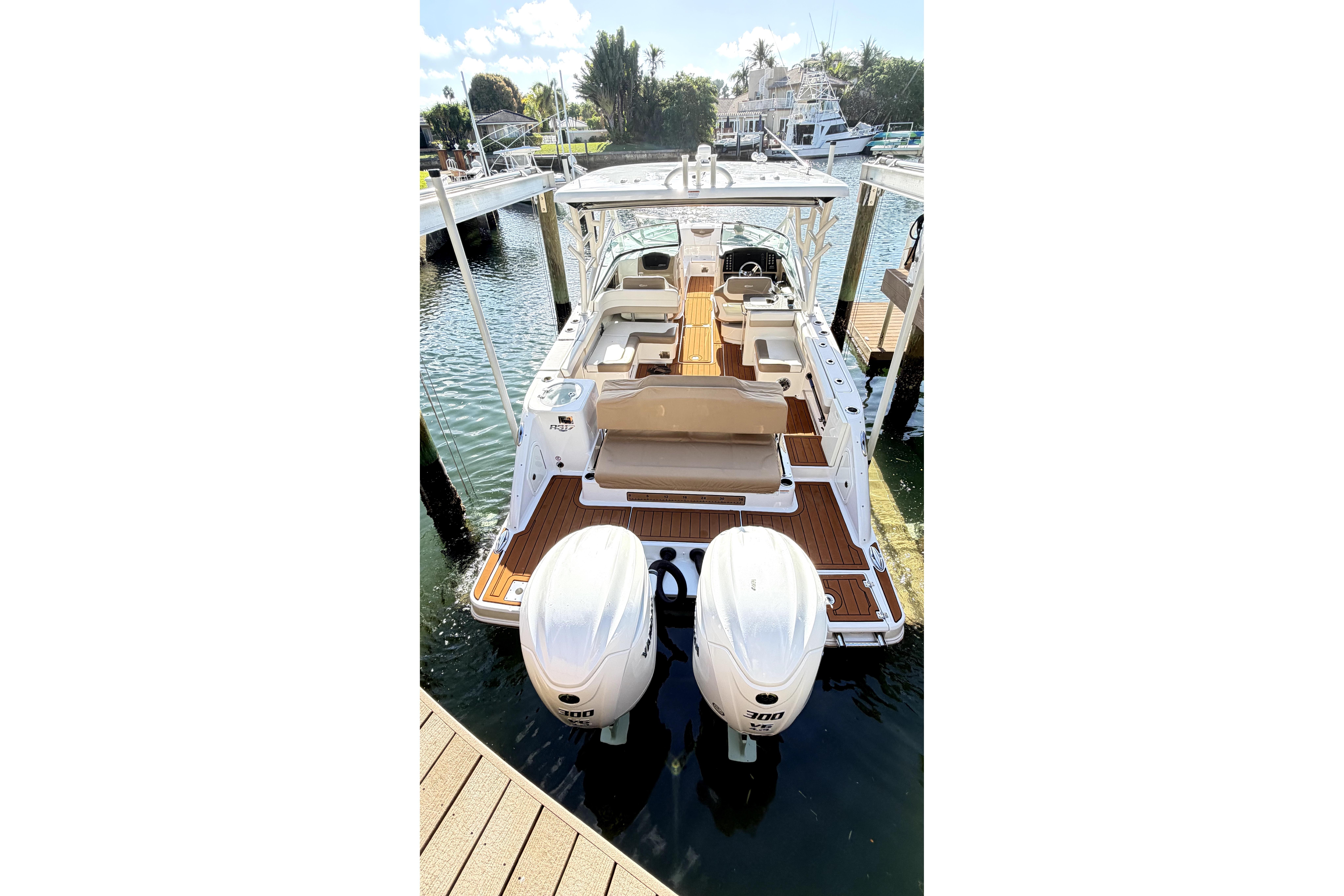 2023 Robalo R317 Dual Console, $ 229,900.00