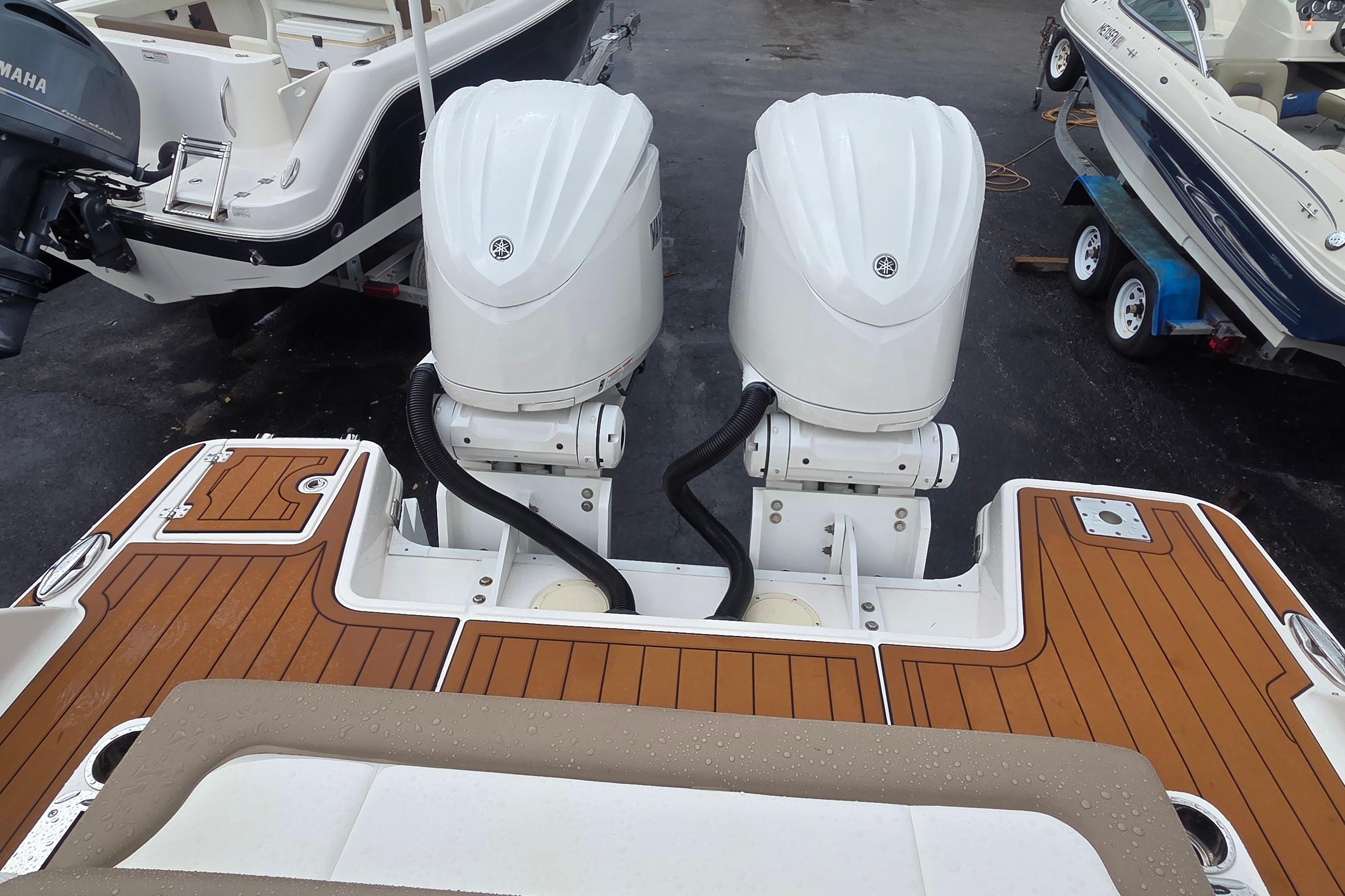 2023 Robalo R317 Dual Console, $ 229,900.00