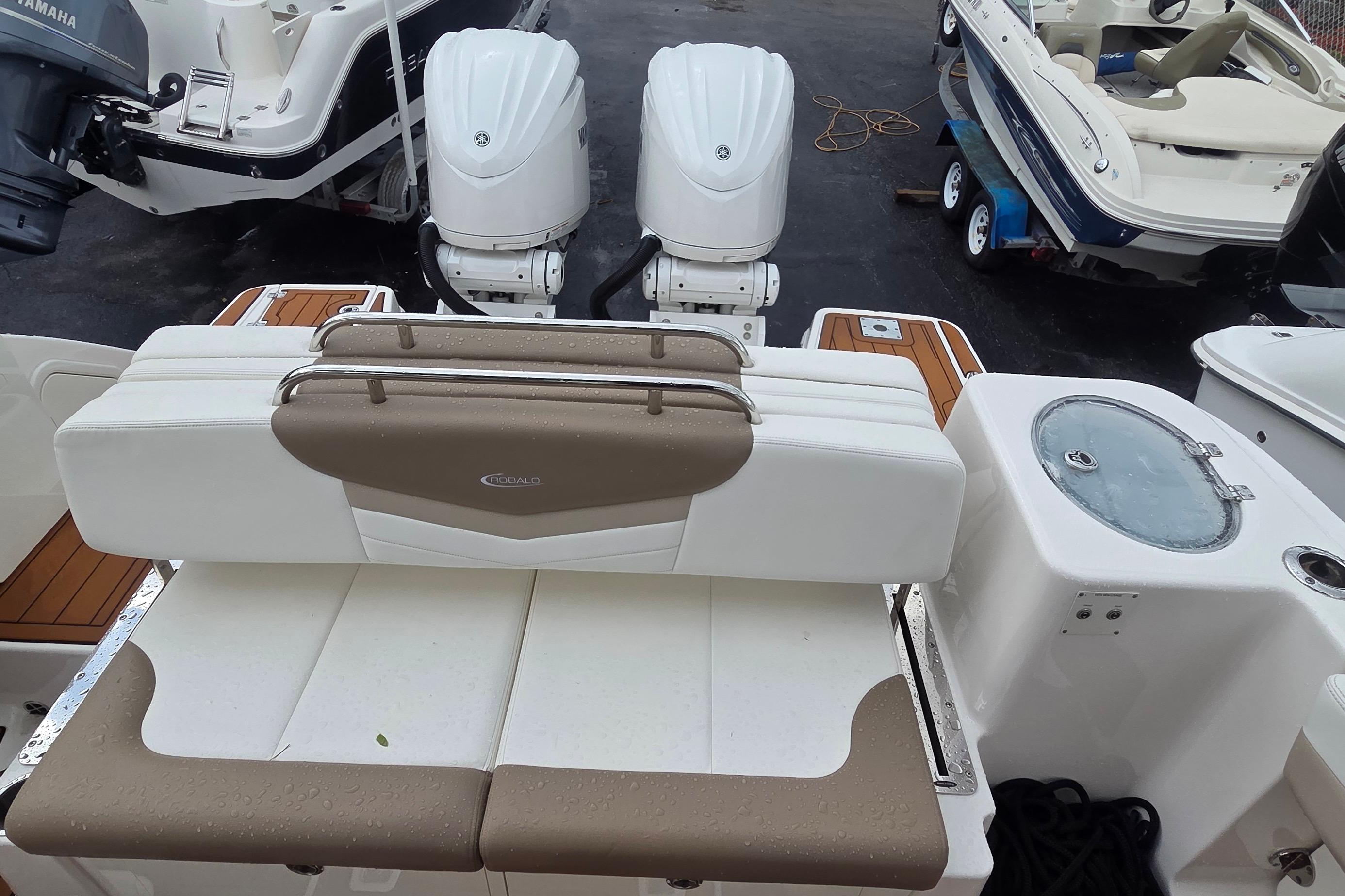 2023 Robalo R317 Dual Console, $ 229,900.00