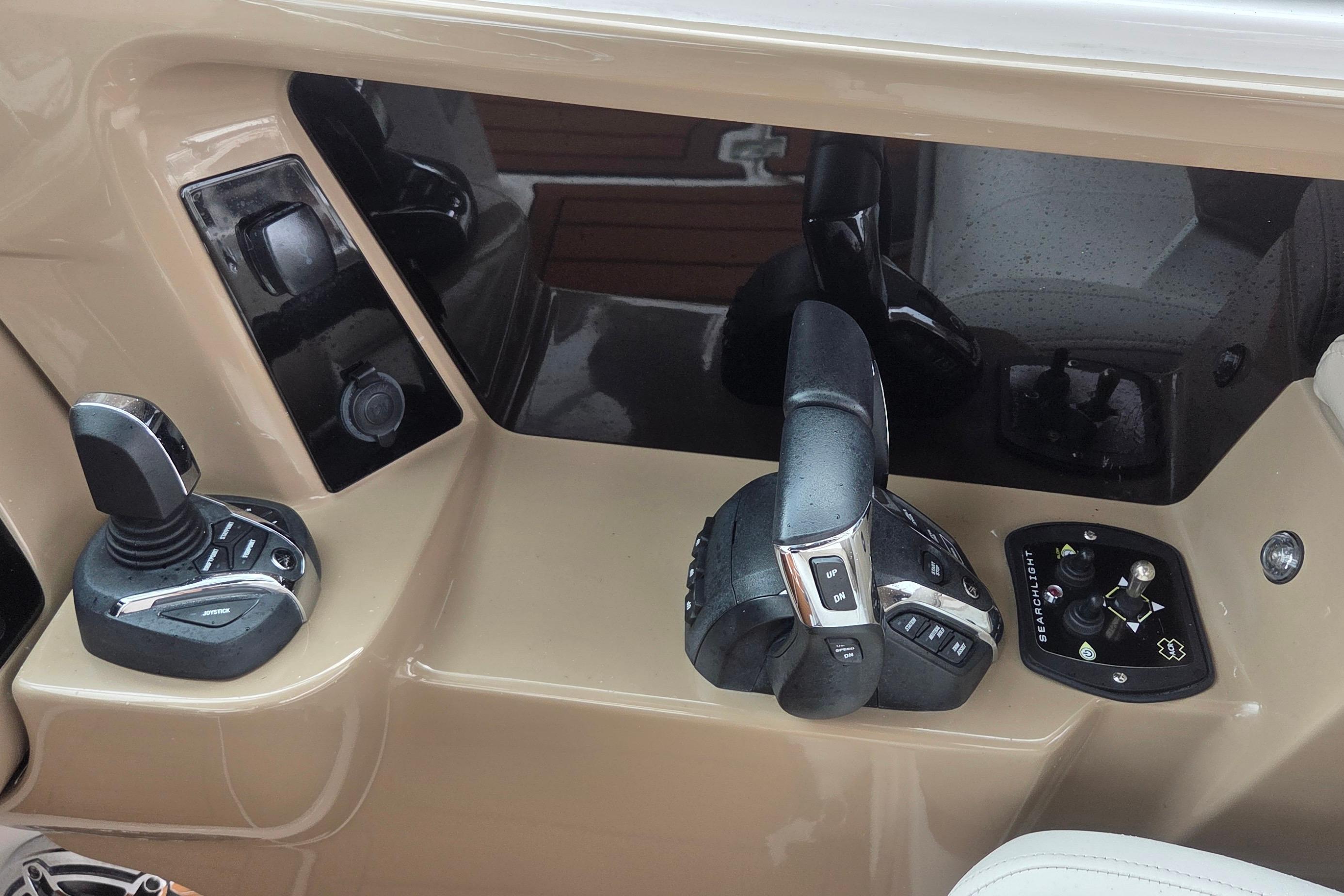 2023 Robalo R317 Dual Console, $ 229,900.00