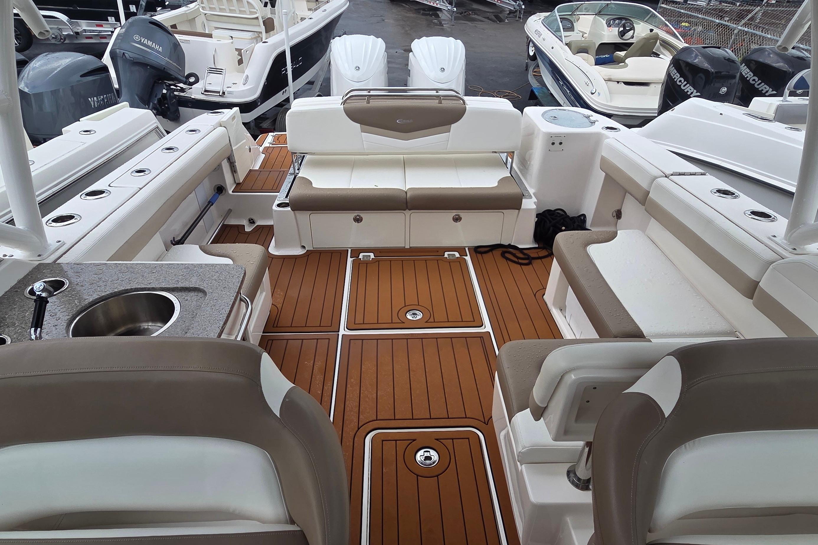 2023 Robalo R317 Dual Console, $ 229,900.00