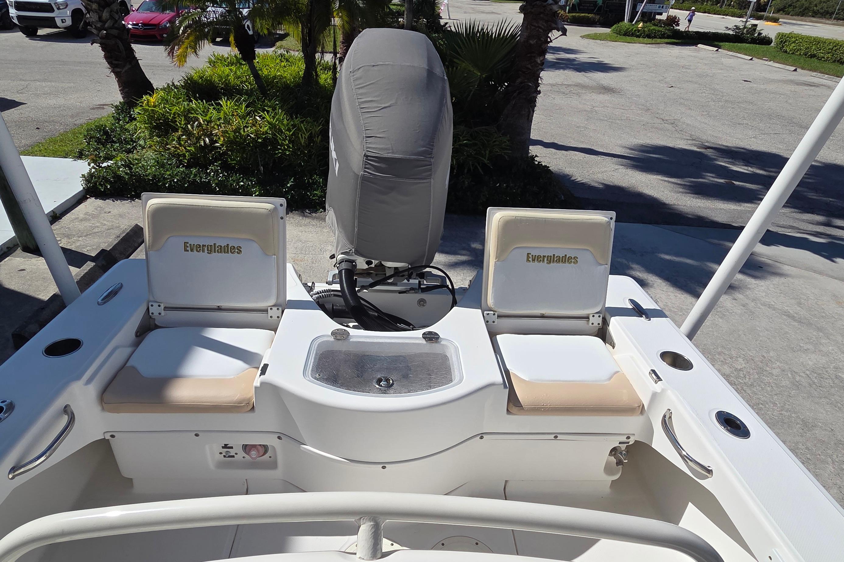 2005 Everglades 223 Center Console, $ 36,900.00