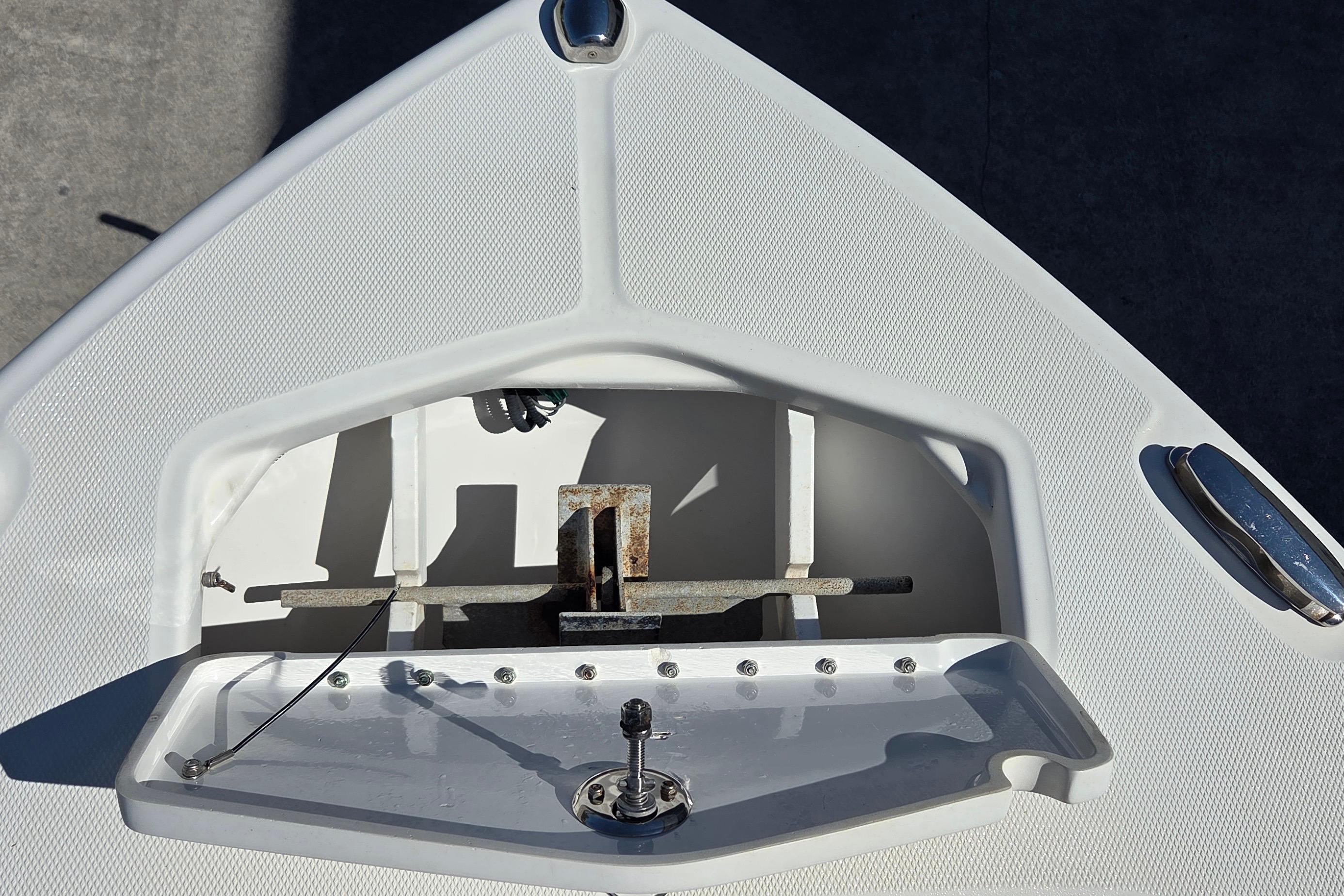 2005 Everglades 223 Center Console, $ 36,900.00