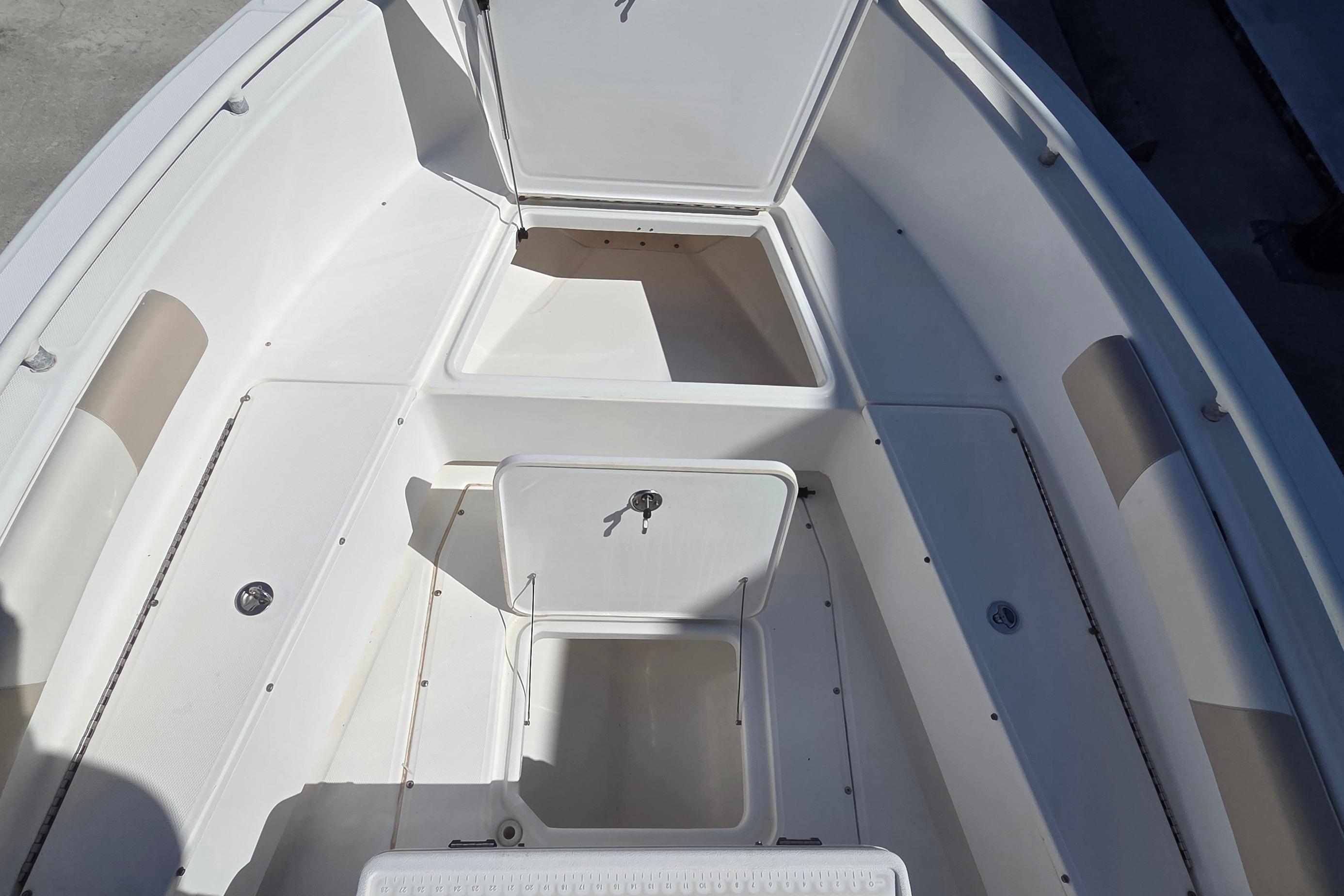 2005 Everglades 223 Center Console, $ 36,900.00