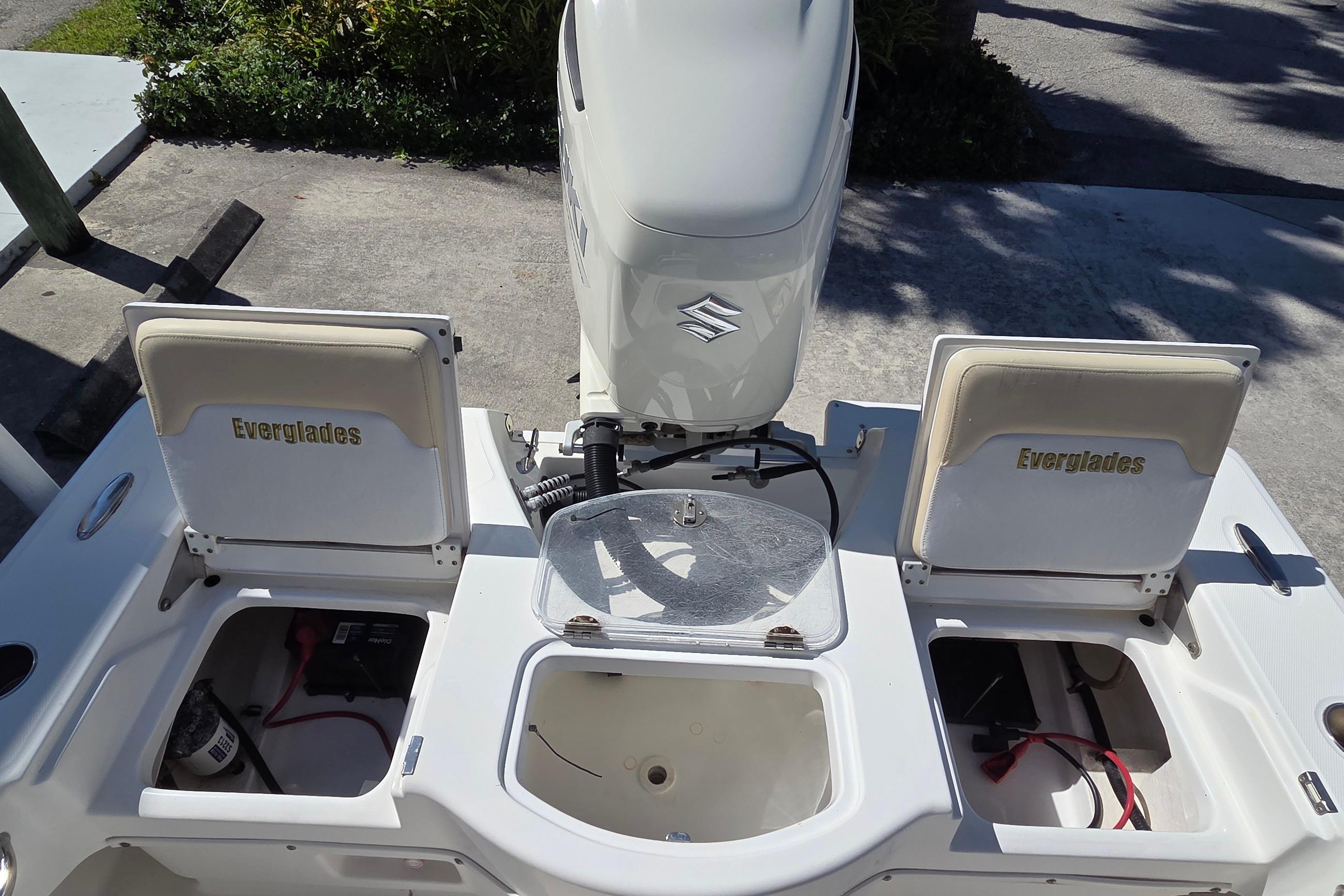 2005 Everglades 223 Center Console, $ 36,900.00