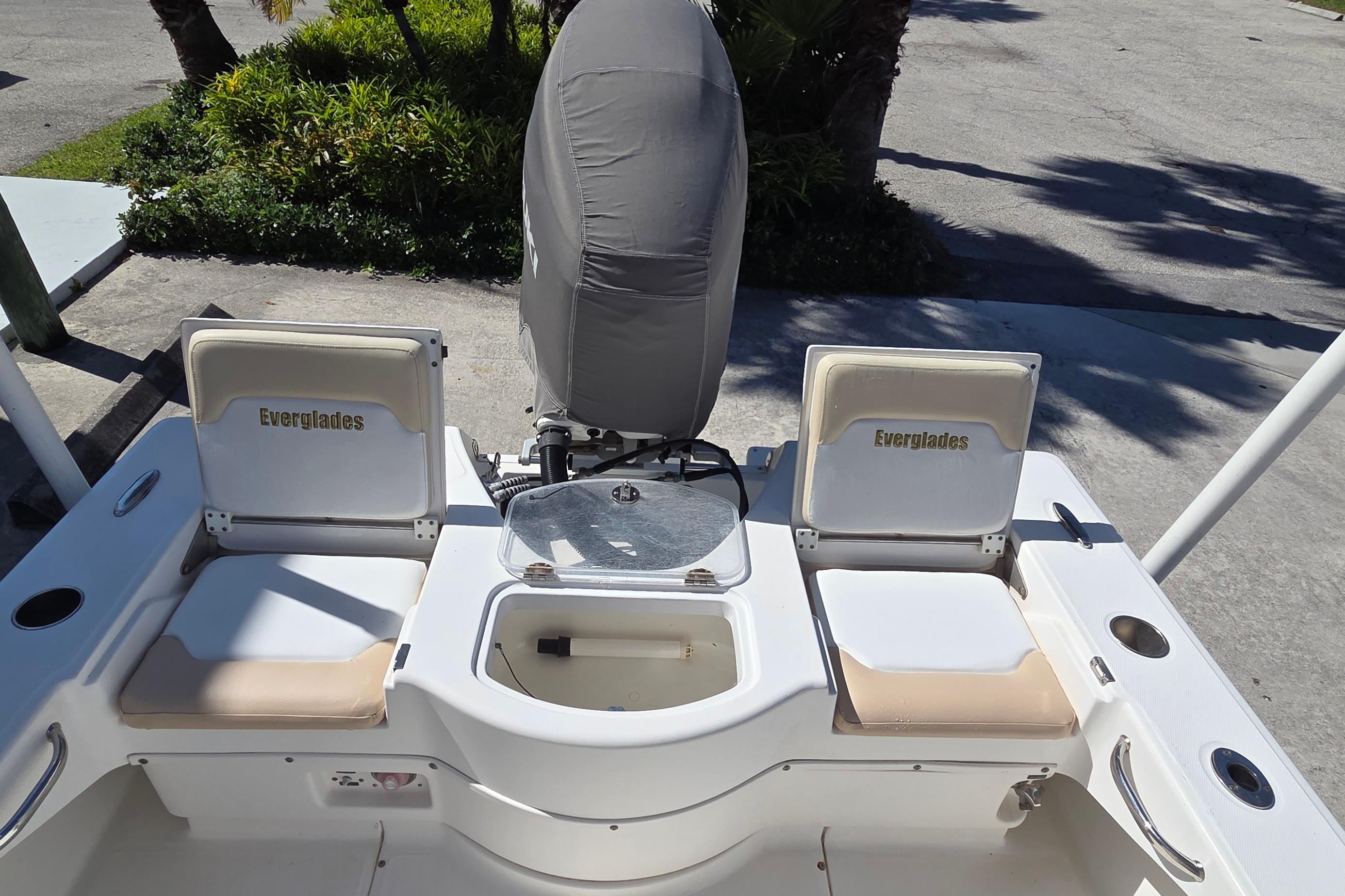 2005 Everglades 223 Center Console, $ 36,900.00