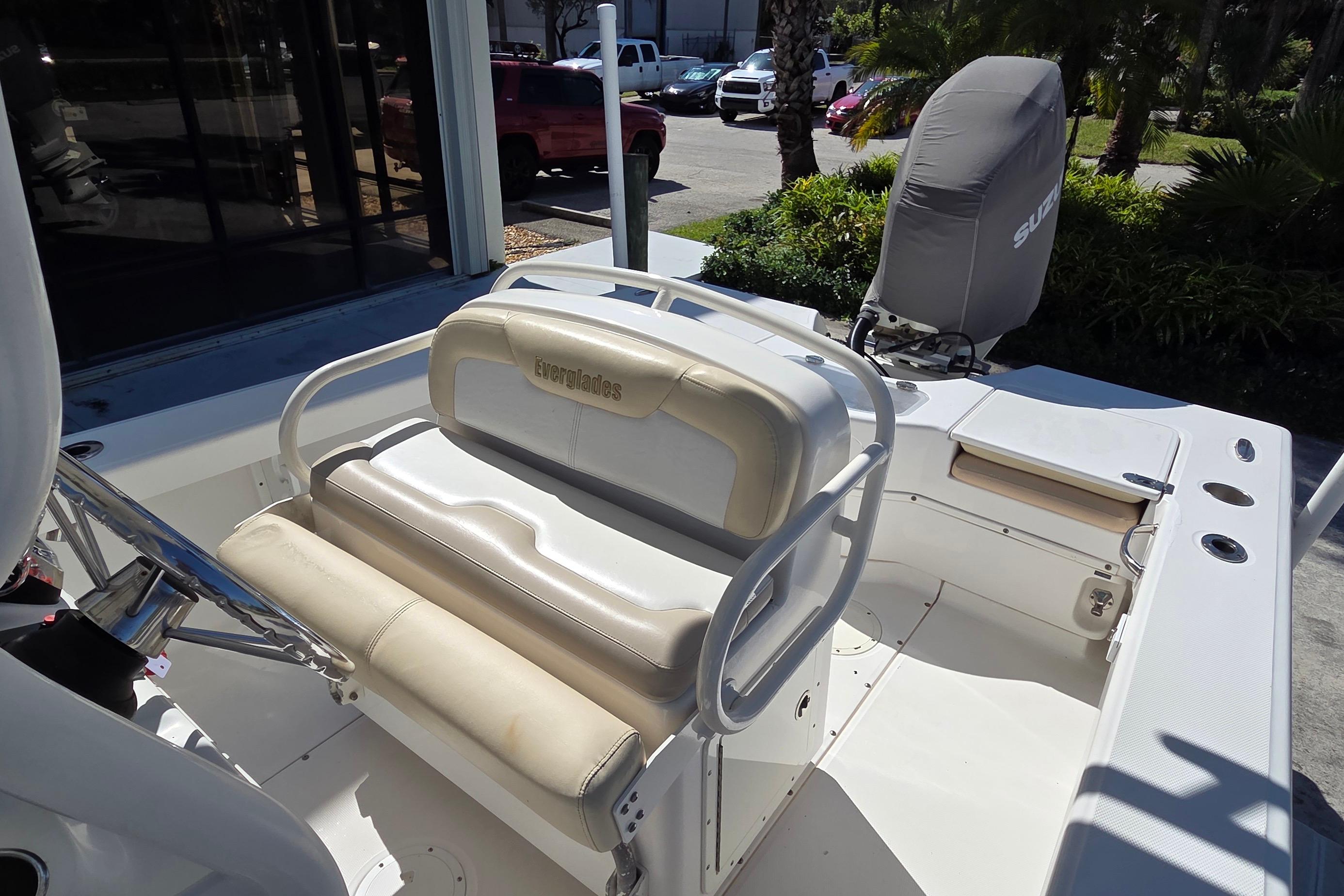 2005 Everglades 223 Center Console, $ 36,900.00