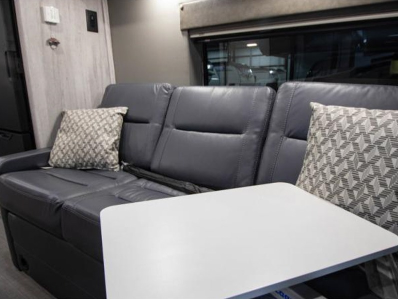 2023 Chinook Bayside SS, $ 129,999