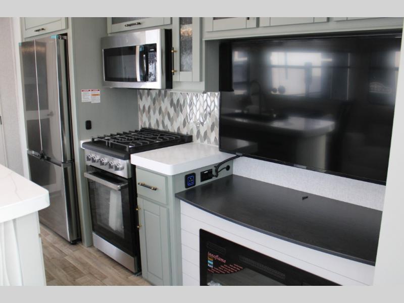 2025 Redwood Regency 3721FDB, $ 0
