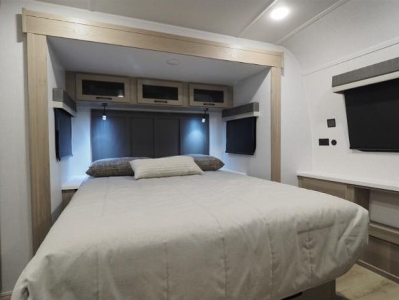 2025 Forest River Rockwood Ultra Lite 2614BS, $ 60,848