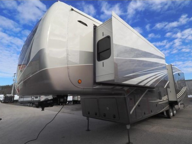 2022 DRV Mobile Suites 40KSSB4, $ 221,242