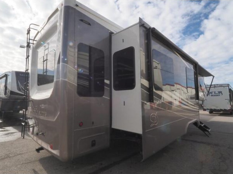 2022 DRV Mobile Suites 40KSSB4, $ 221,242